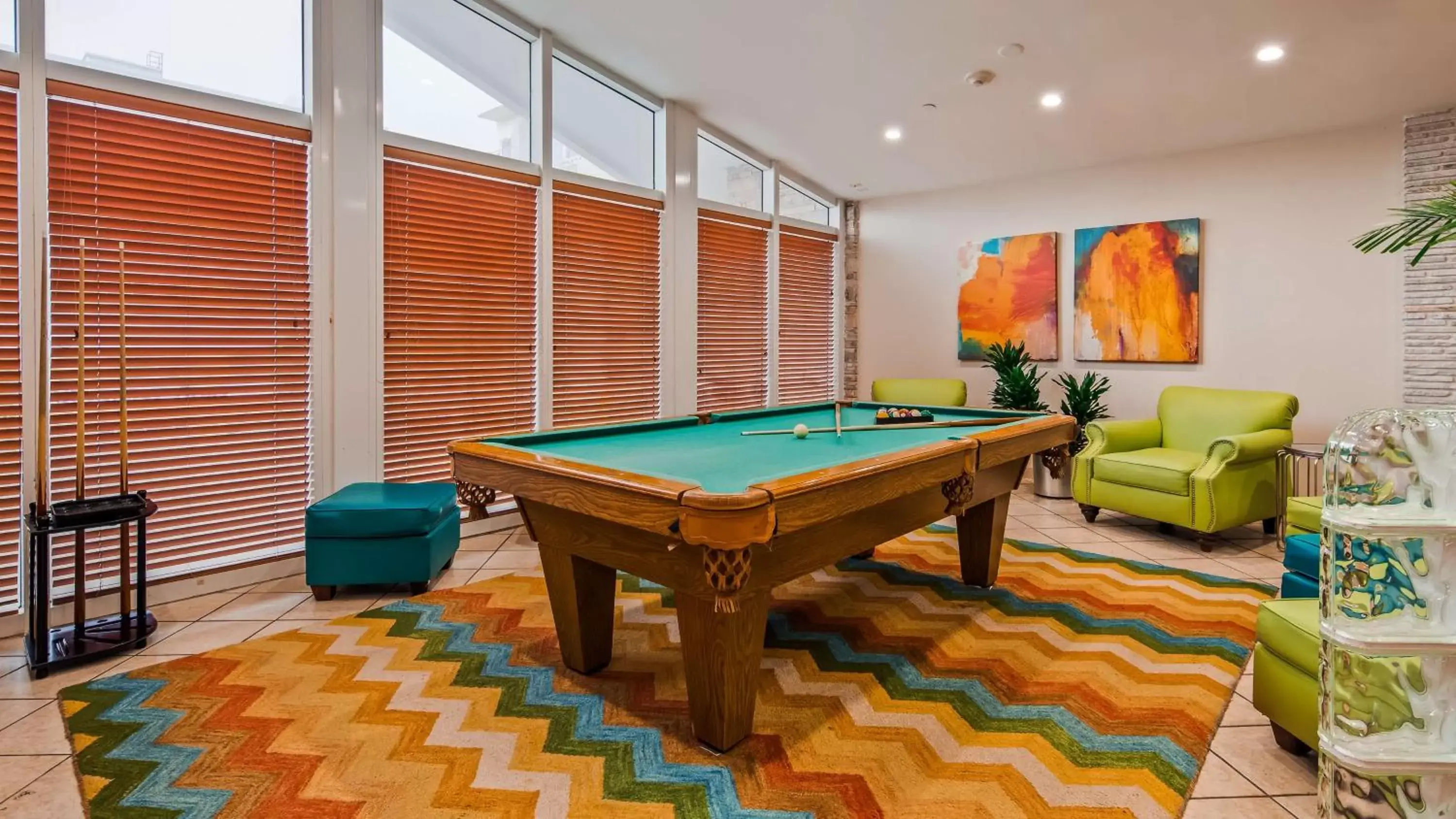 Lounge or bar, Billiards in Best Western Plus Atlantic Beach Resort