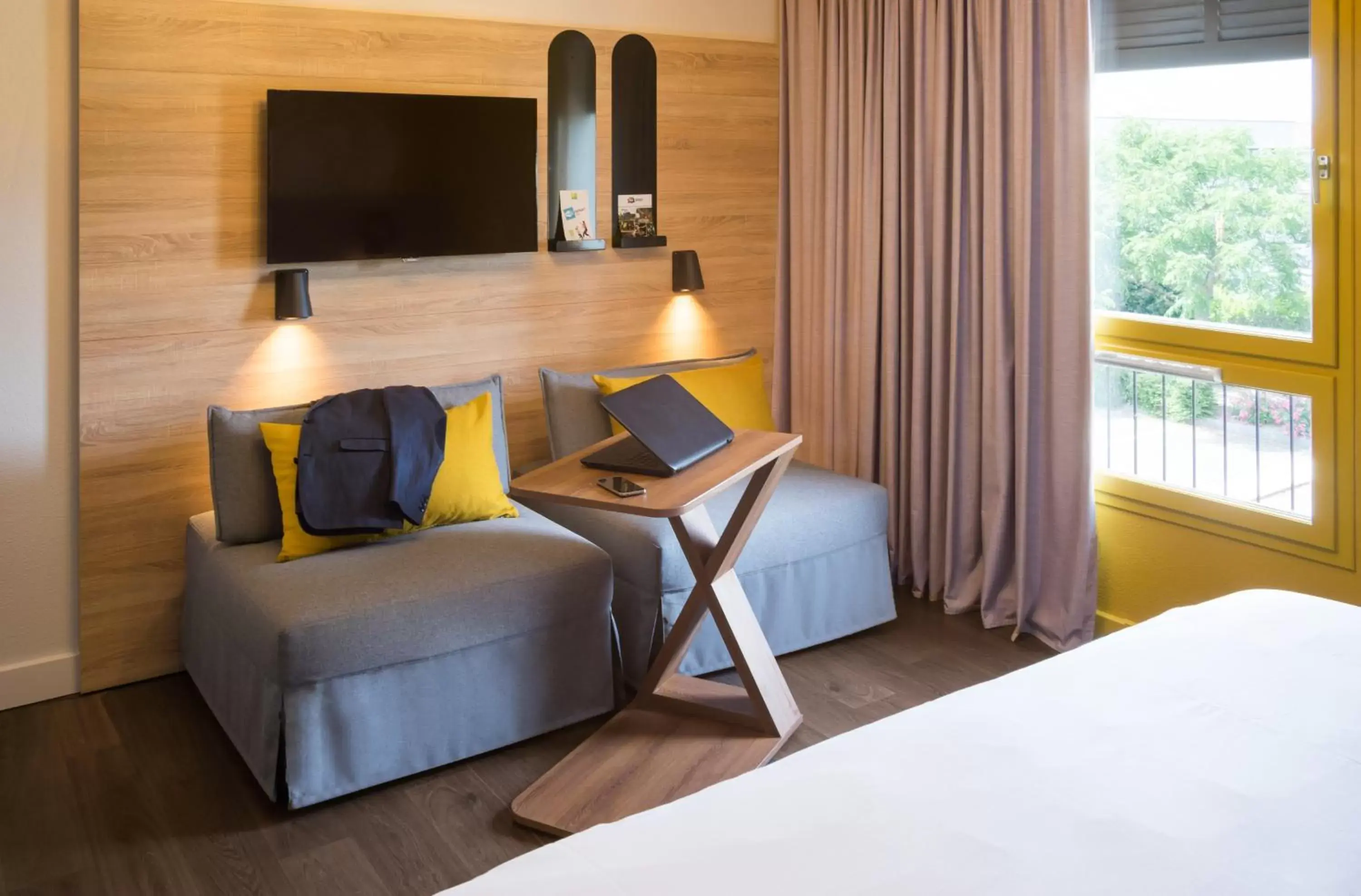 TV and multimedia, Seating Area in ibis Styles Carcassonne La Cité