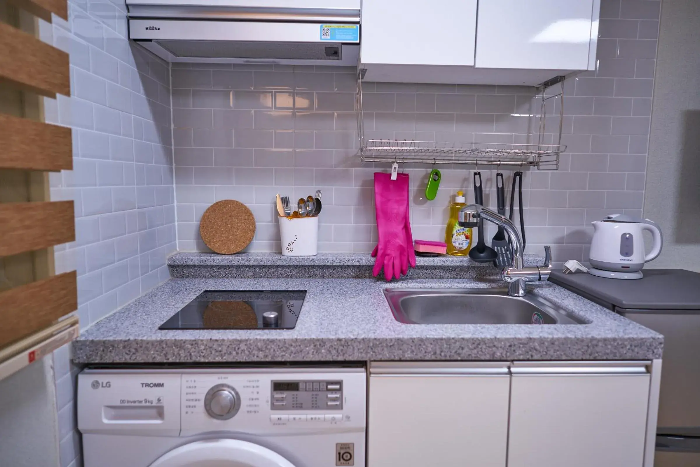 Kitchen/Kitchenette in R Guesthouse Seoul Station