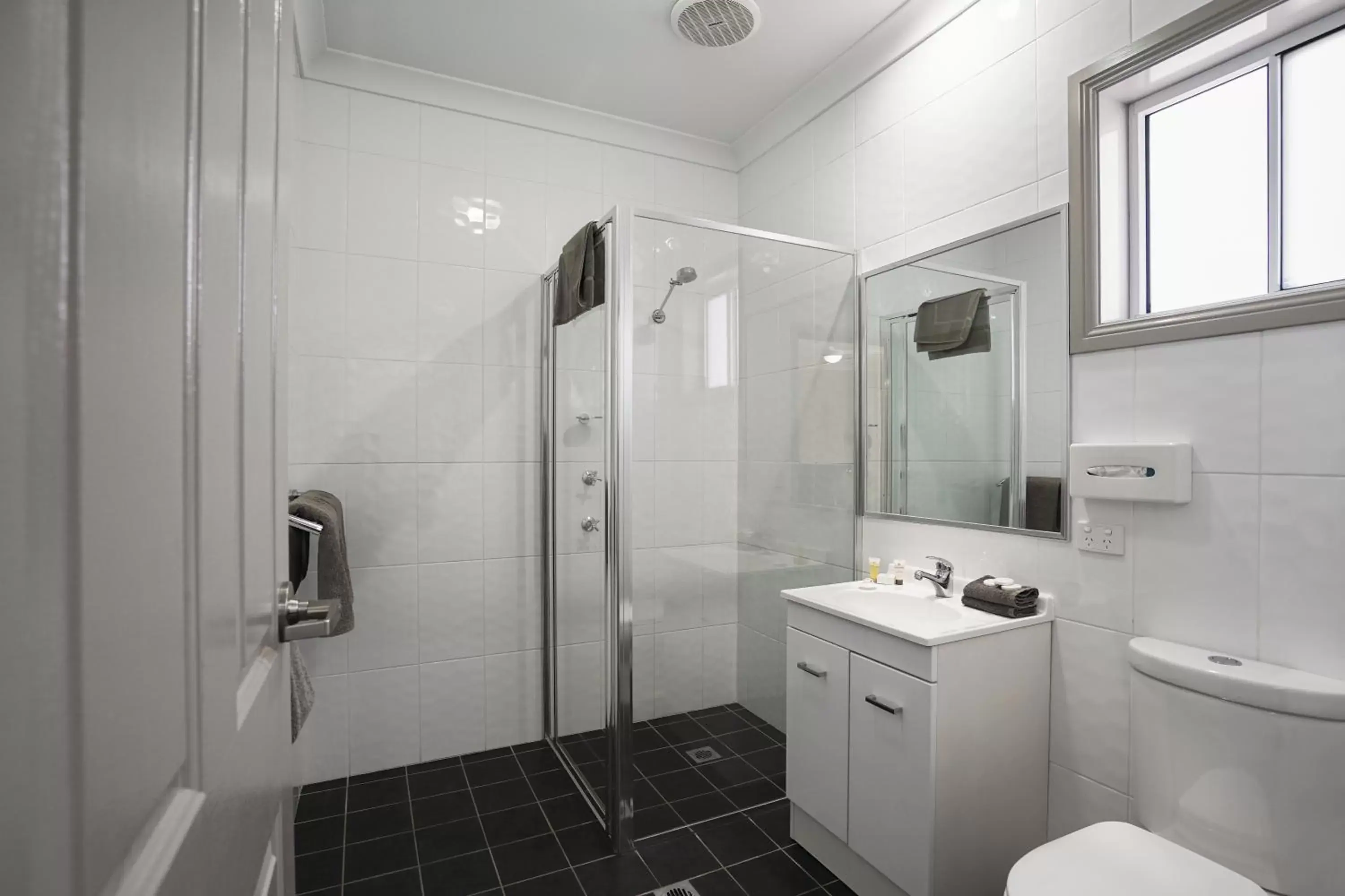 Bathroom in Akuna Motor Inn and Apartments