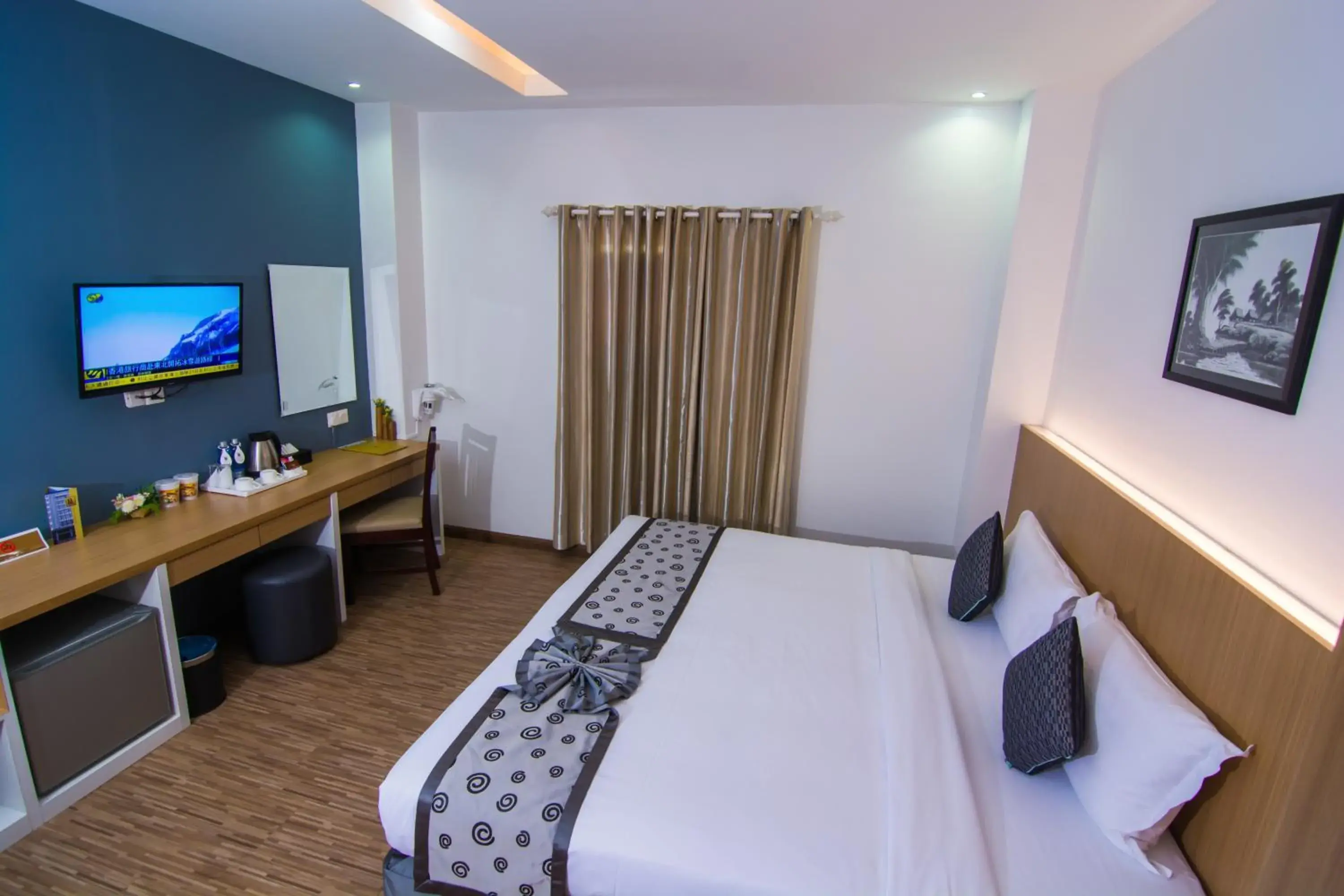 Bed, TV/Entertainment Center in Botahtaung Hotel