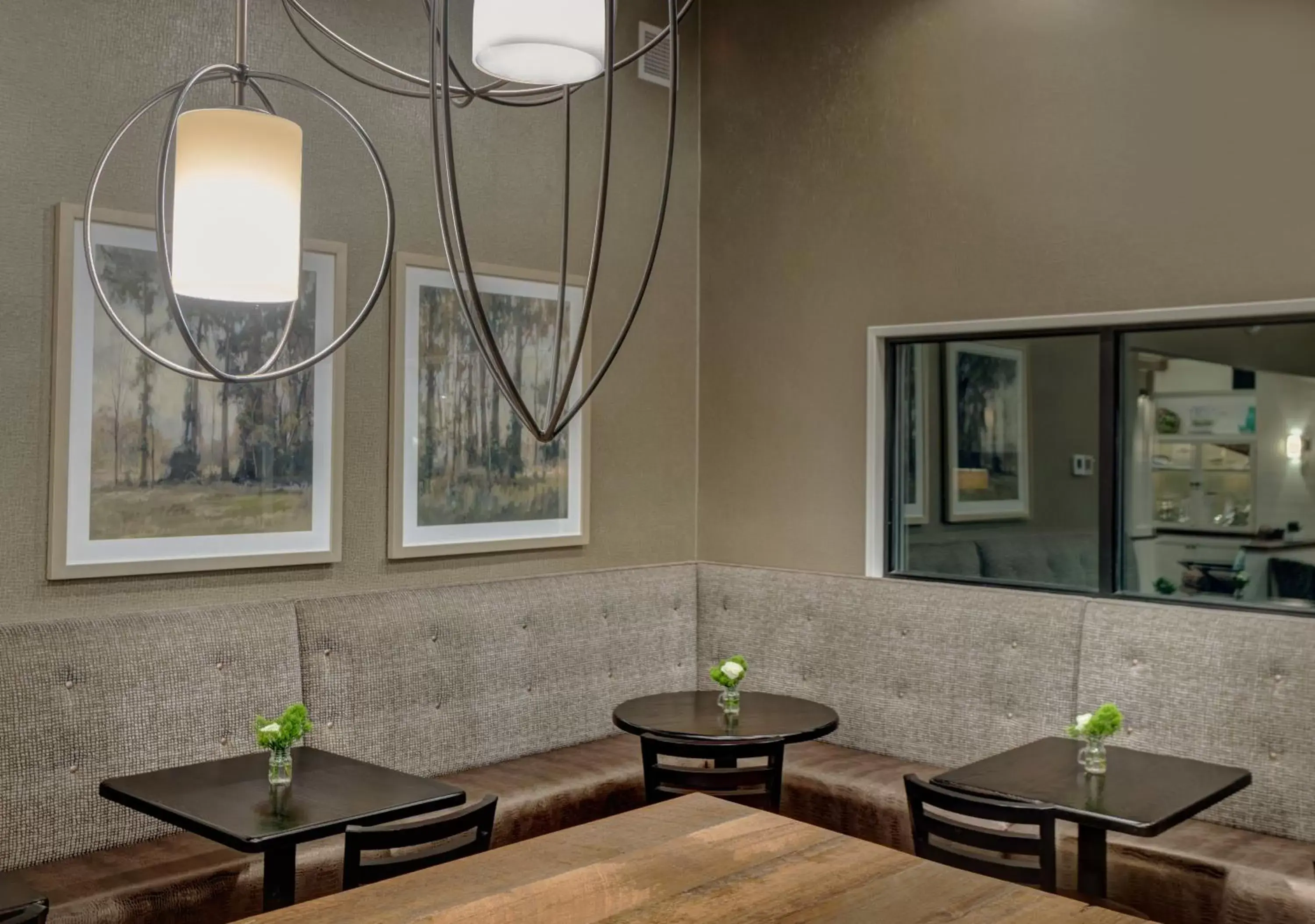 Restaurant/places to eat, Seating Area in The Garrison Hotel & Suites Dover-Durham, Ascend Hotel Collection