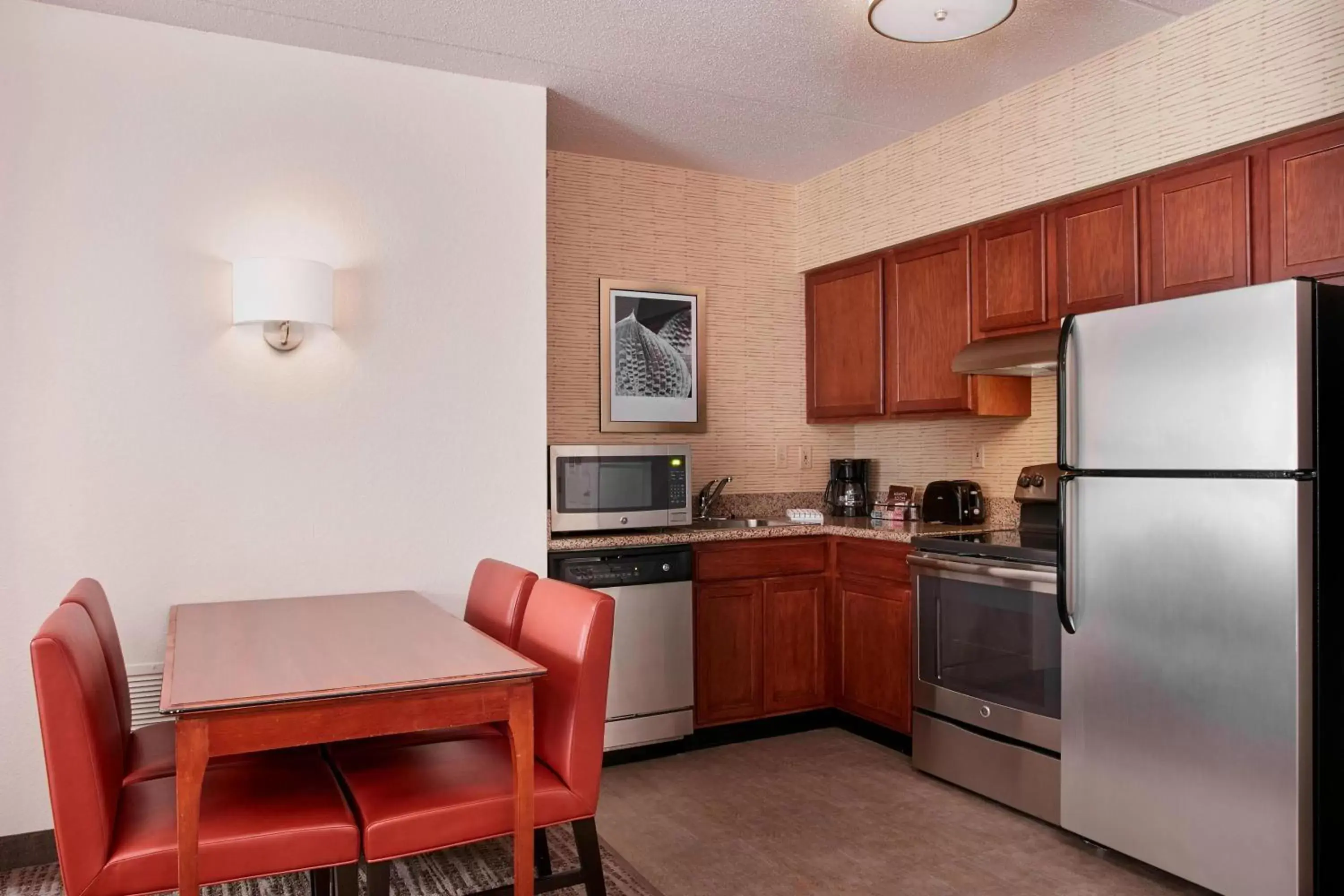 Bedroom, Kitchen/Kitchenette in Residence Inn by Marriott Chicago Schaumburg/Woodfield Mall