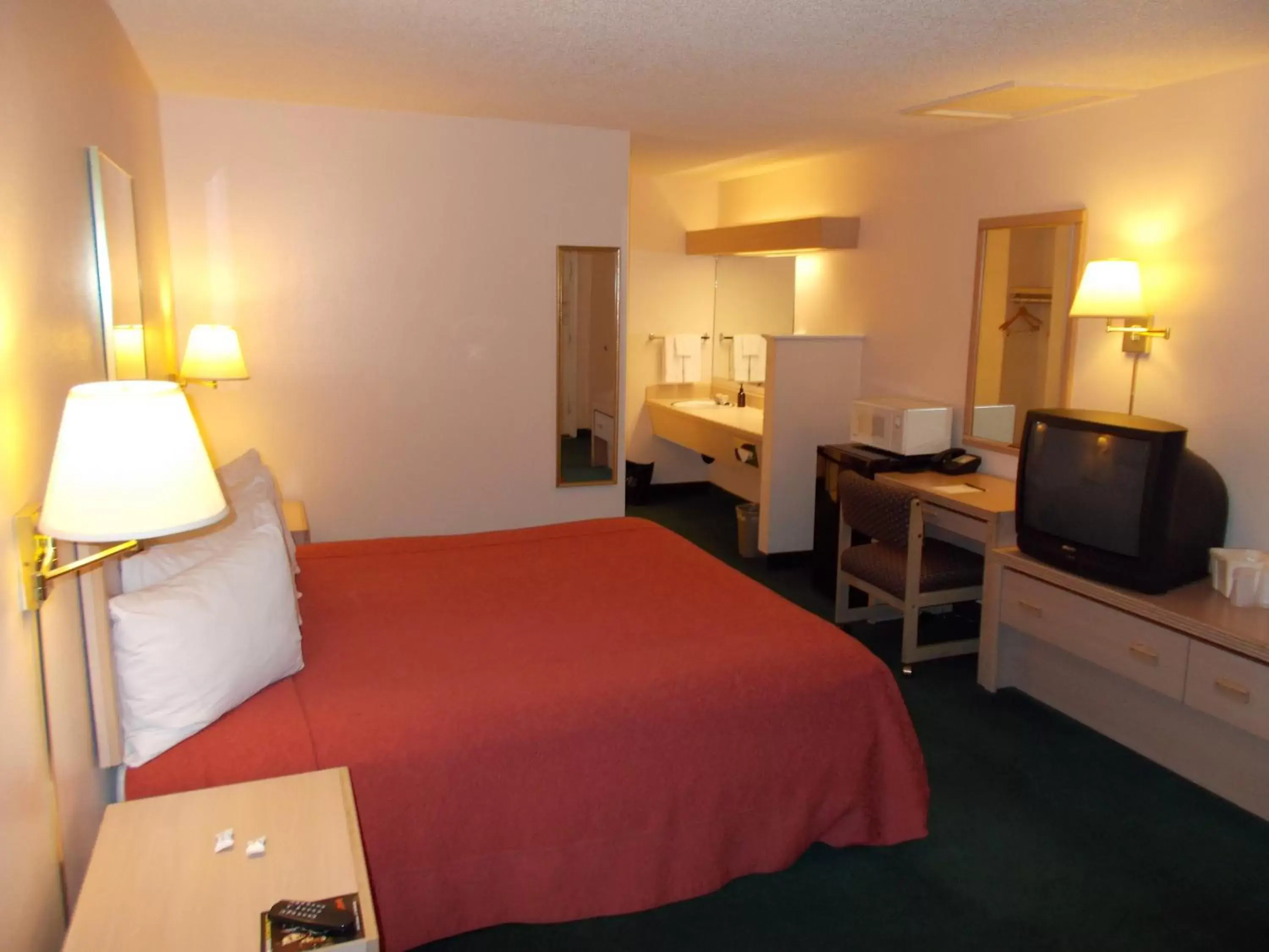 Photo of the whole room, Bed in Cimarron Inn Klamath Falls