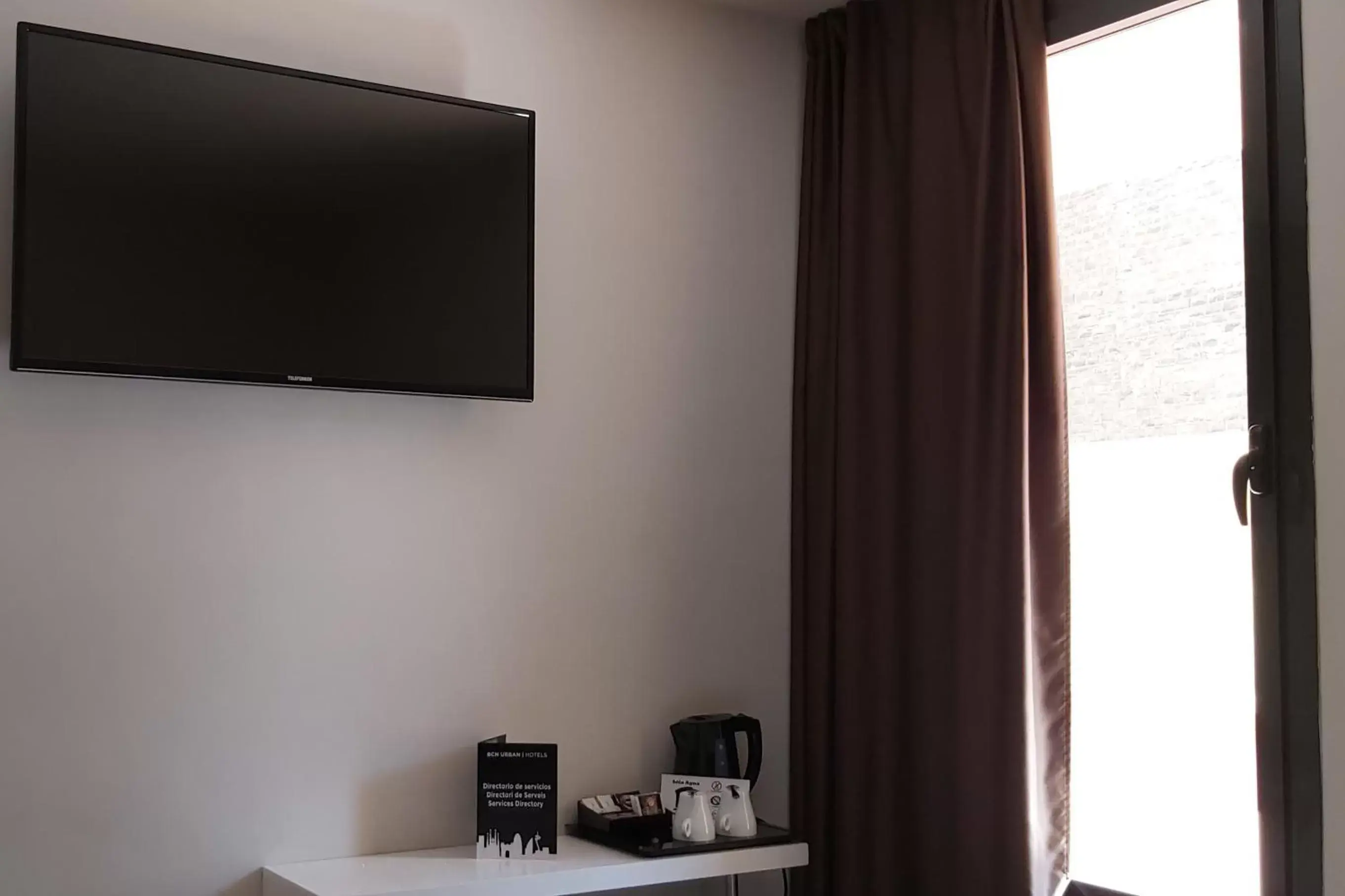 Photo of the whole room, TV/Entertainment Center in BCN Urbaness Hotels Del Comte
