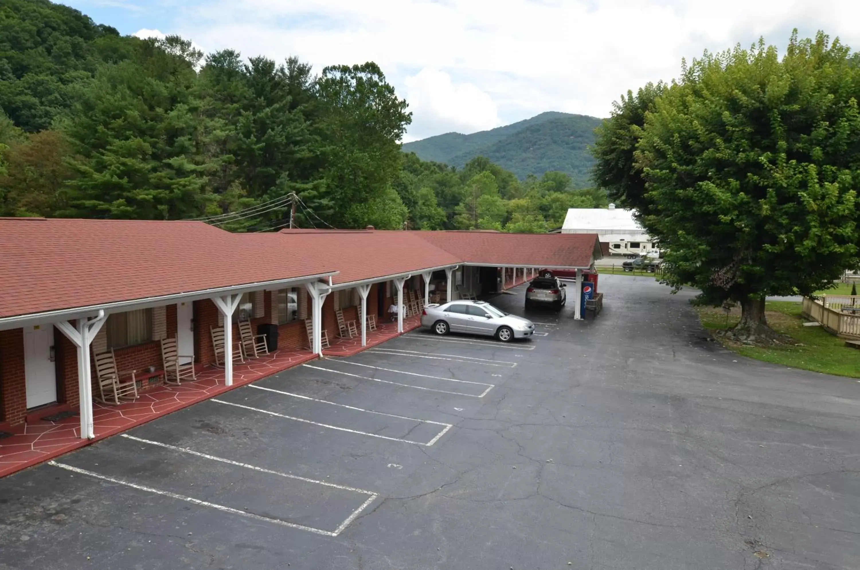 Parking in Travelowes Motel - Maggie Valley