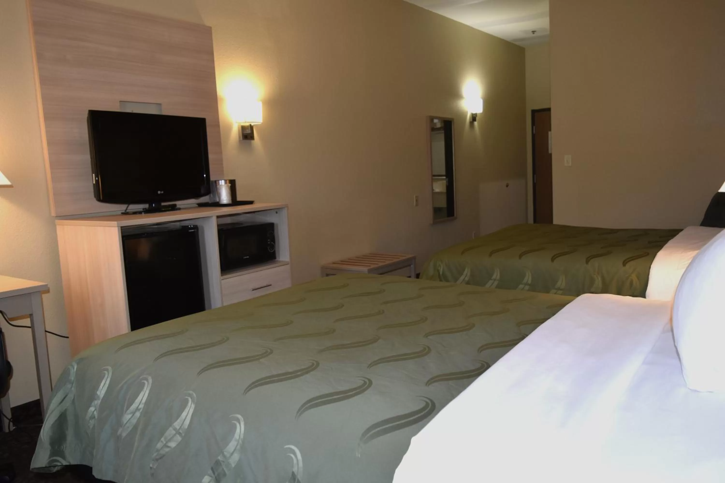 Bed in Quality Inn & Suites Brooks Louisville South