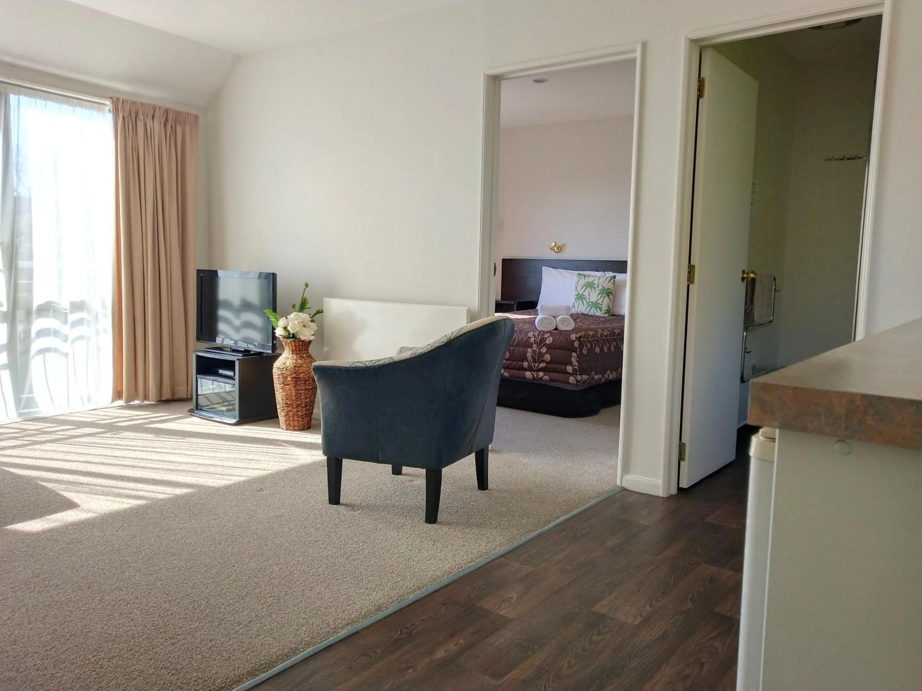 Living room, Bed in Alcala Motor Lodge