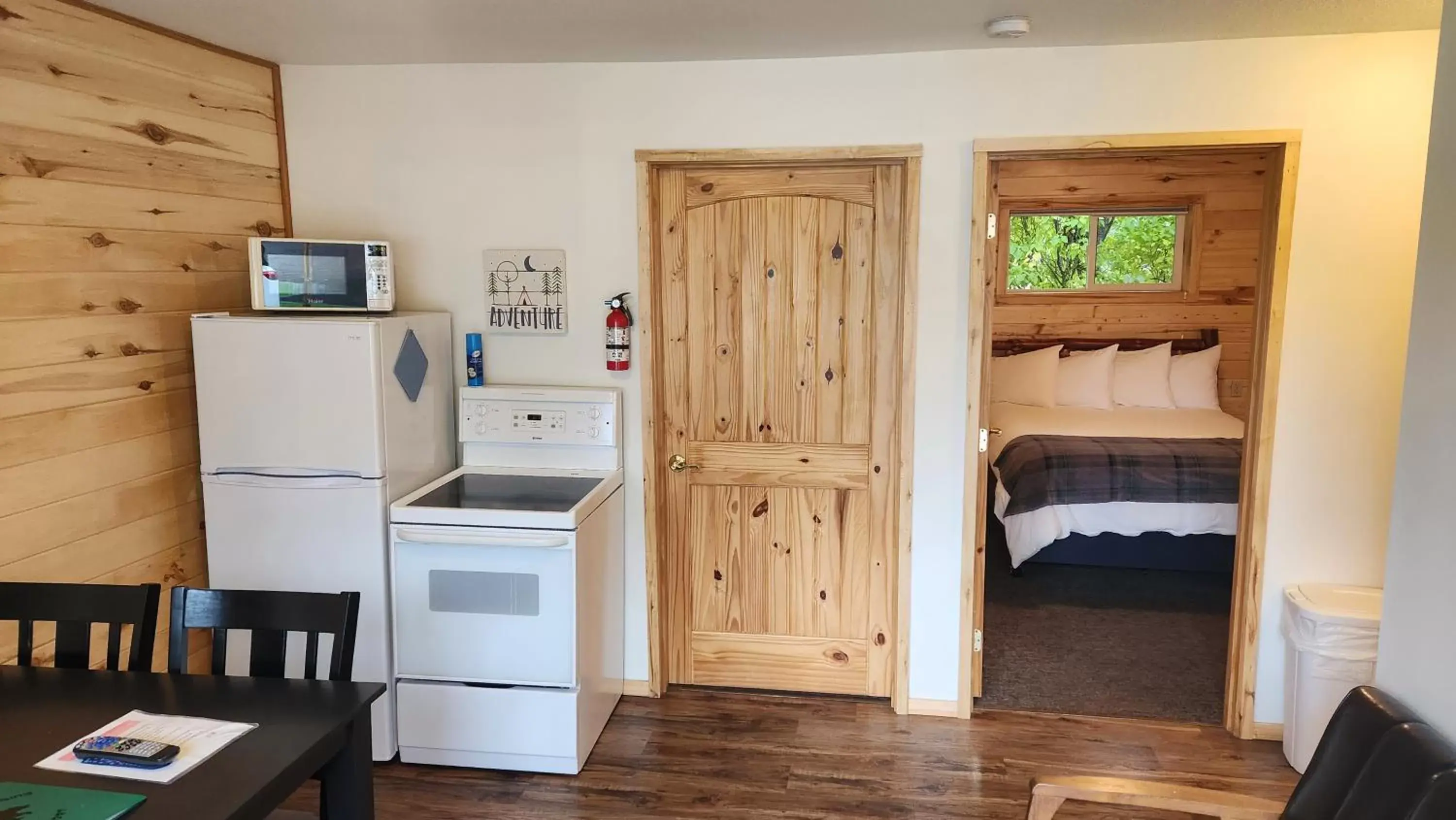 Kitchen or kitchenette, Bed in Beargrass Lodging & RV Resort Kitchen or kitchenette, Bed in Beargrass Lodging & RV Resort