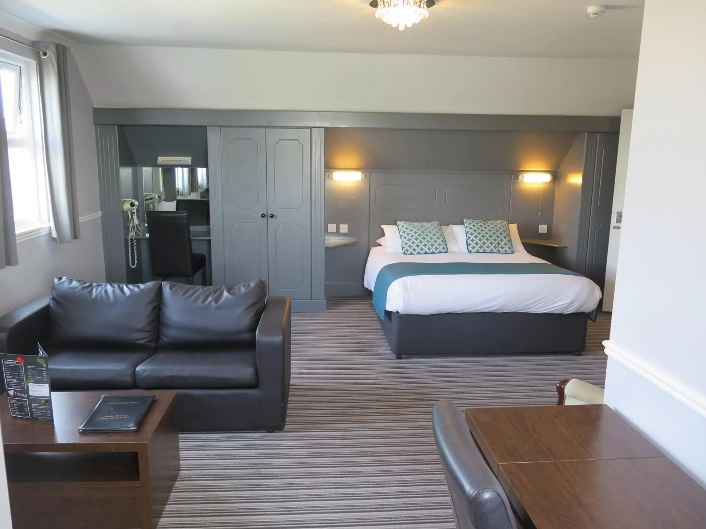 Bedroom, Bed in Oyster Fleet Hotel