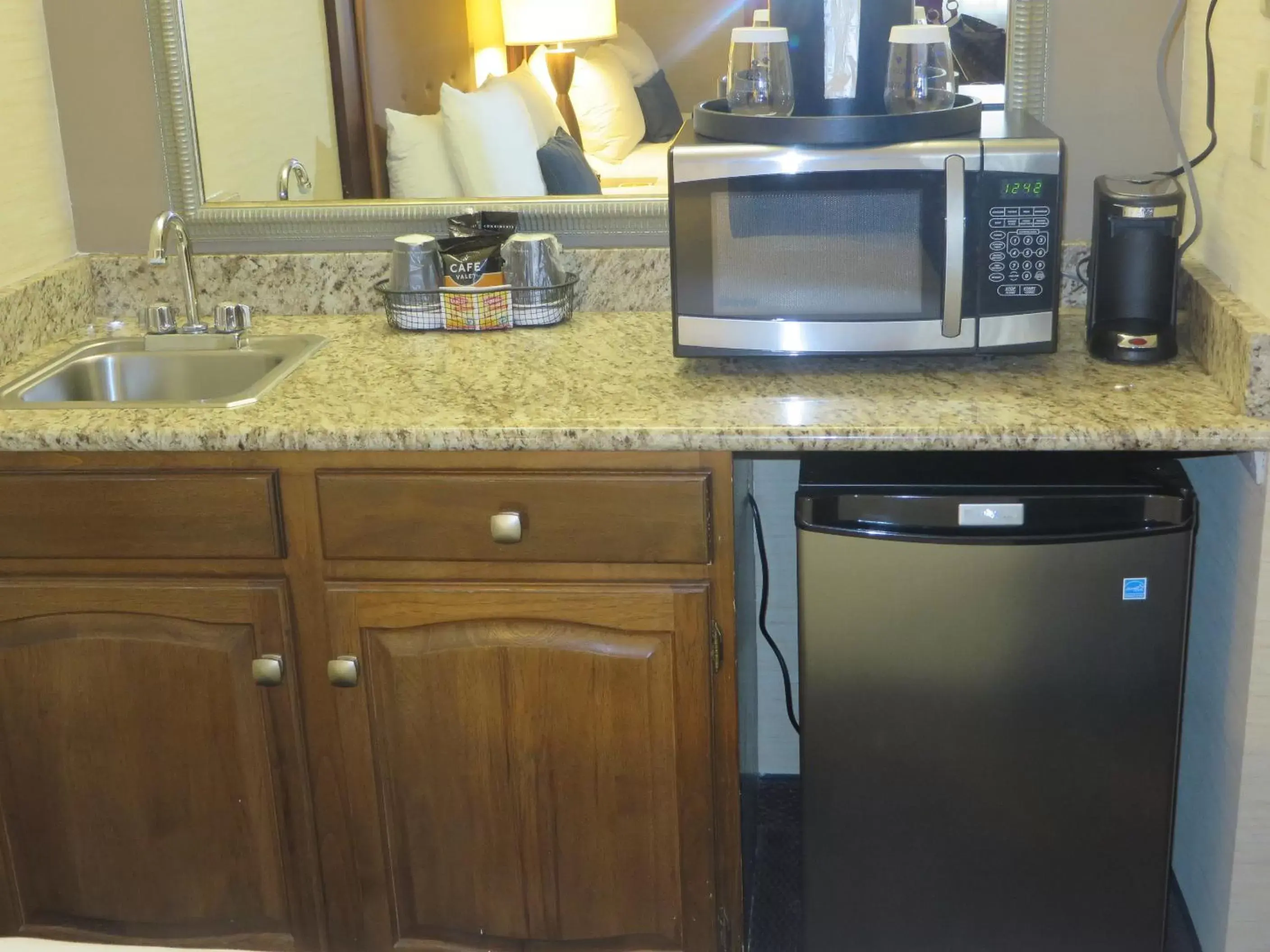 Coffee/tea facilities, Kitchen/Kitchenette in Ivy Court Inn and Suites