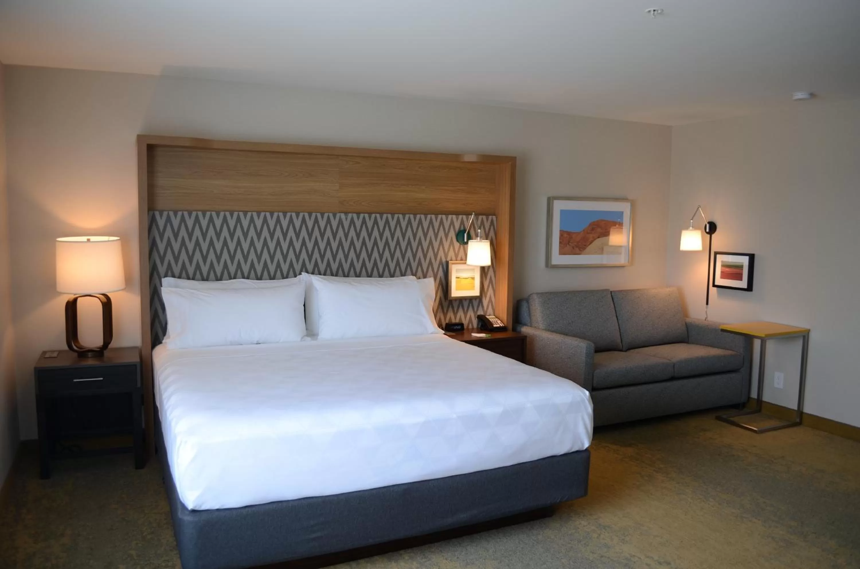 Photo of the whole room, Bed in Holiday Inn Edmonton South - Evario Events by IHG