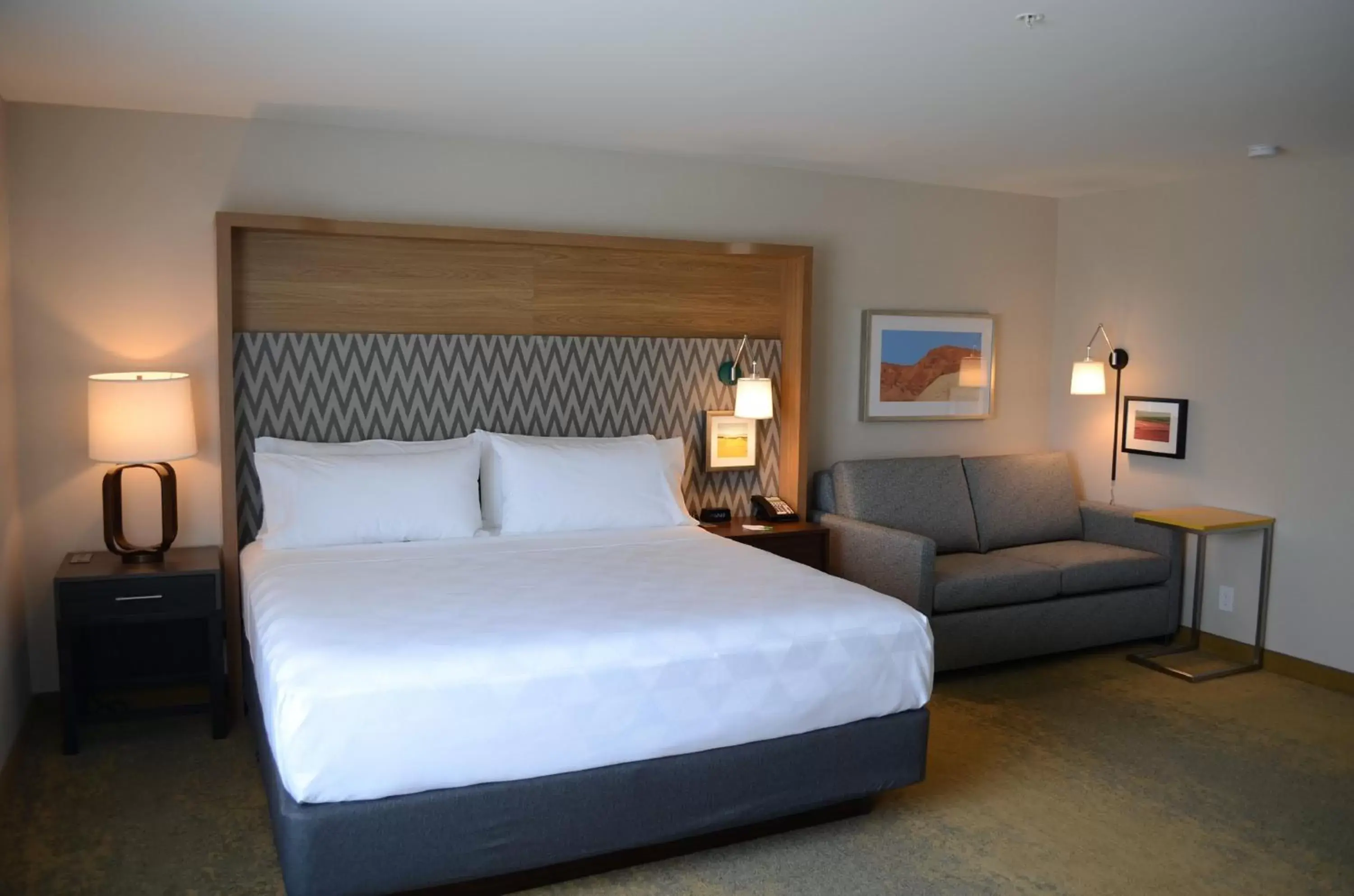 Photo of the whole room, Bed in Holiday Inn Edmonton South - Evario Events, an IHG Hotel