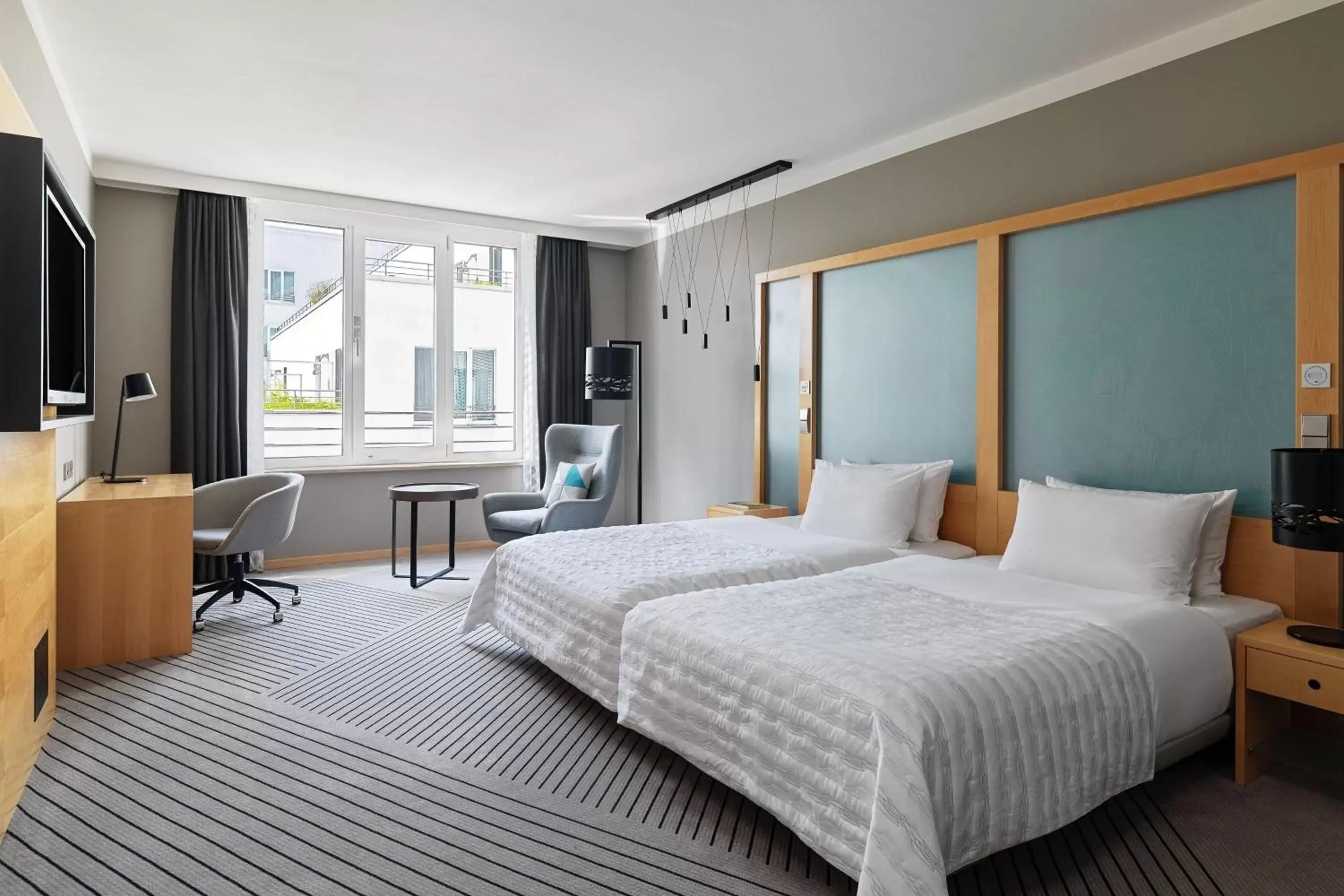 Photo of the whole room, Bed in Le Méridien Hamburg