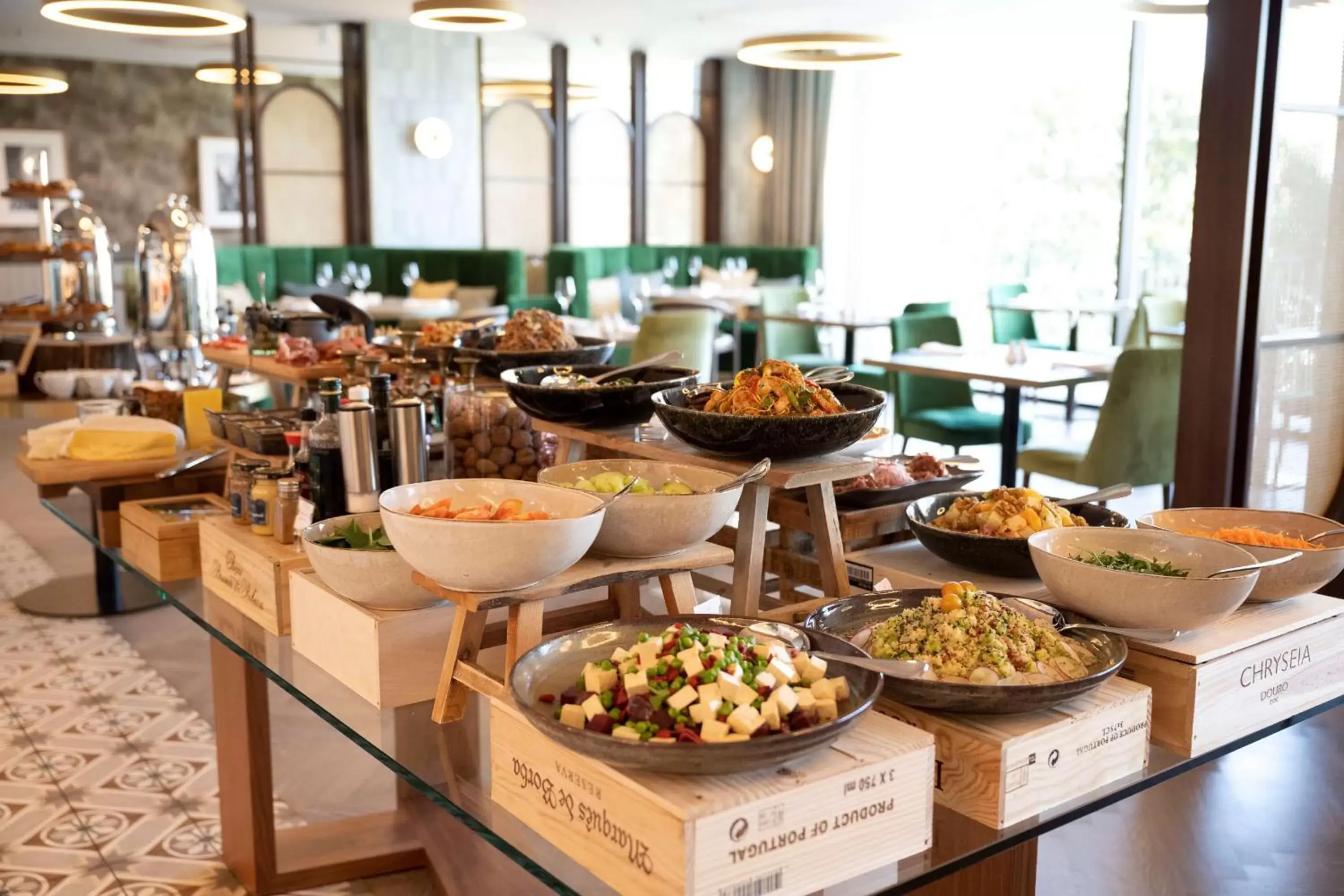 Dining area in Boeira Garden Hotel Porto Gaia, Curio Collection by Hilton