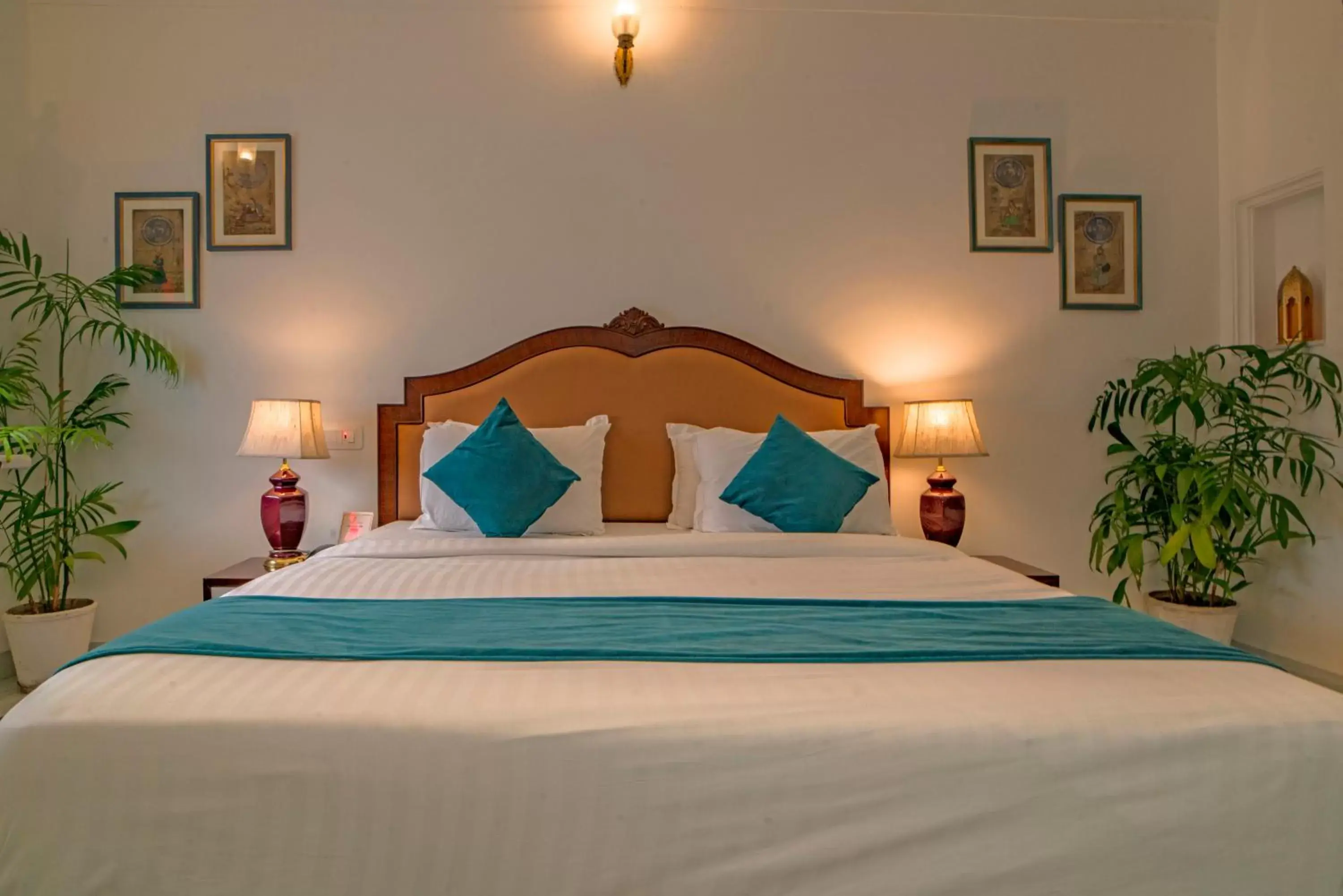 Bed in Swaroop Vilas - Lake Facing Boutique Hotel