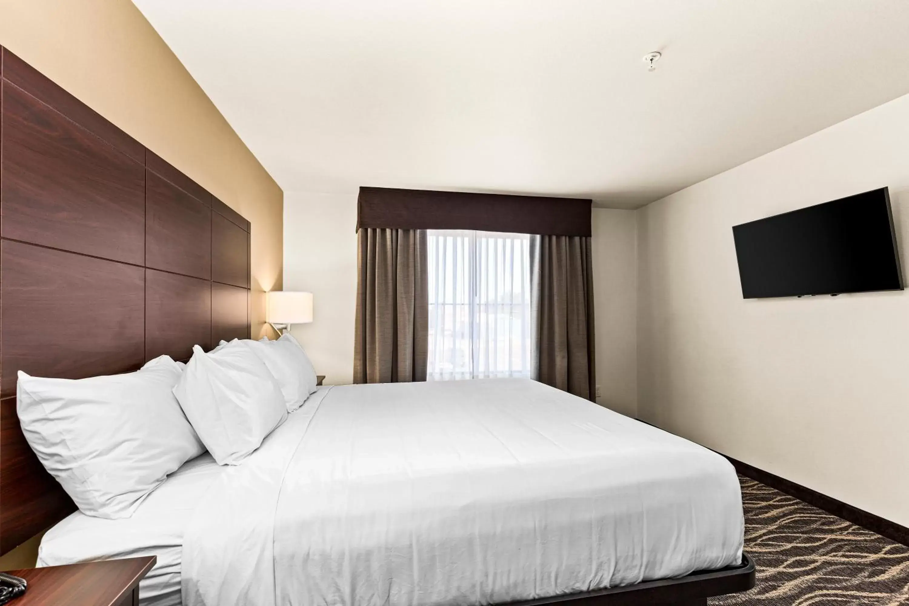 Bed in Cobblestone Hotel & Suites - Superior Duluth