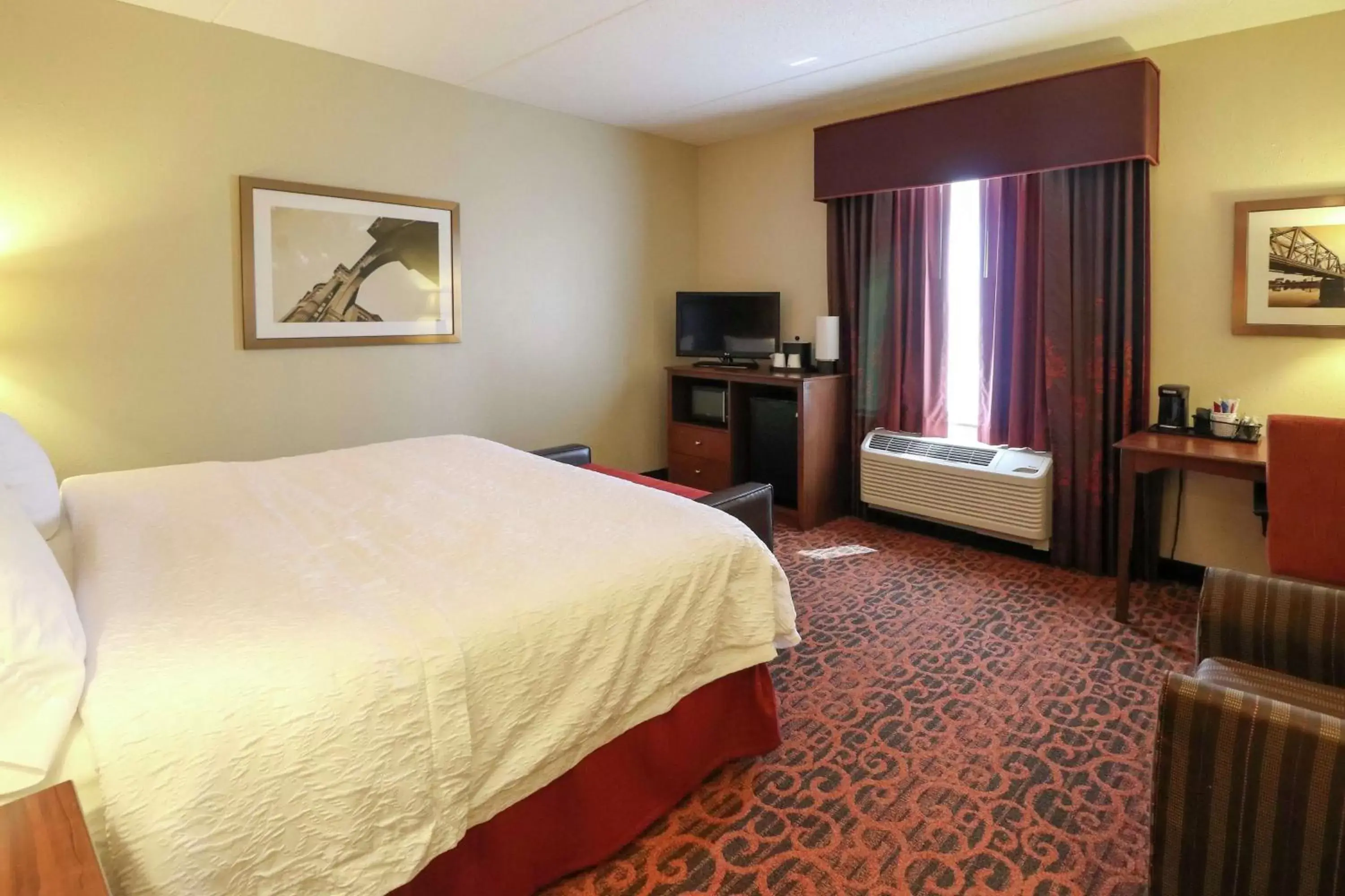 Photo of the whole room, Bed in Hampton Inn Columbus-South