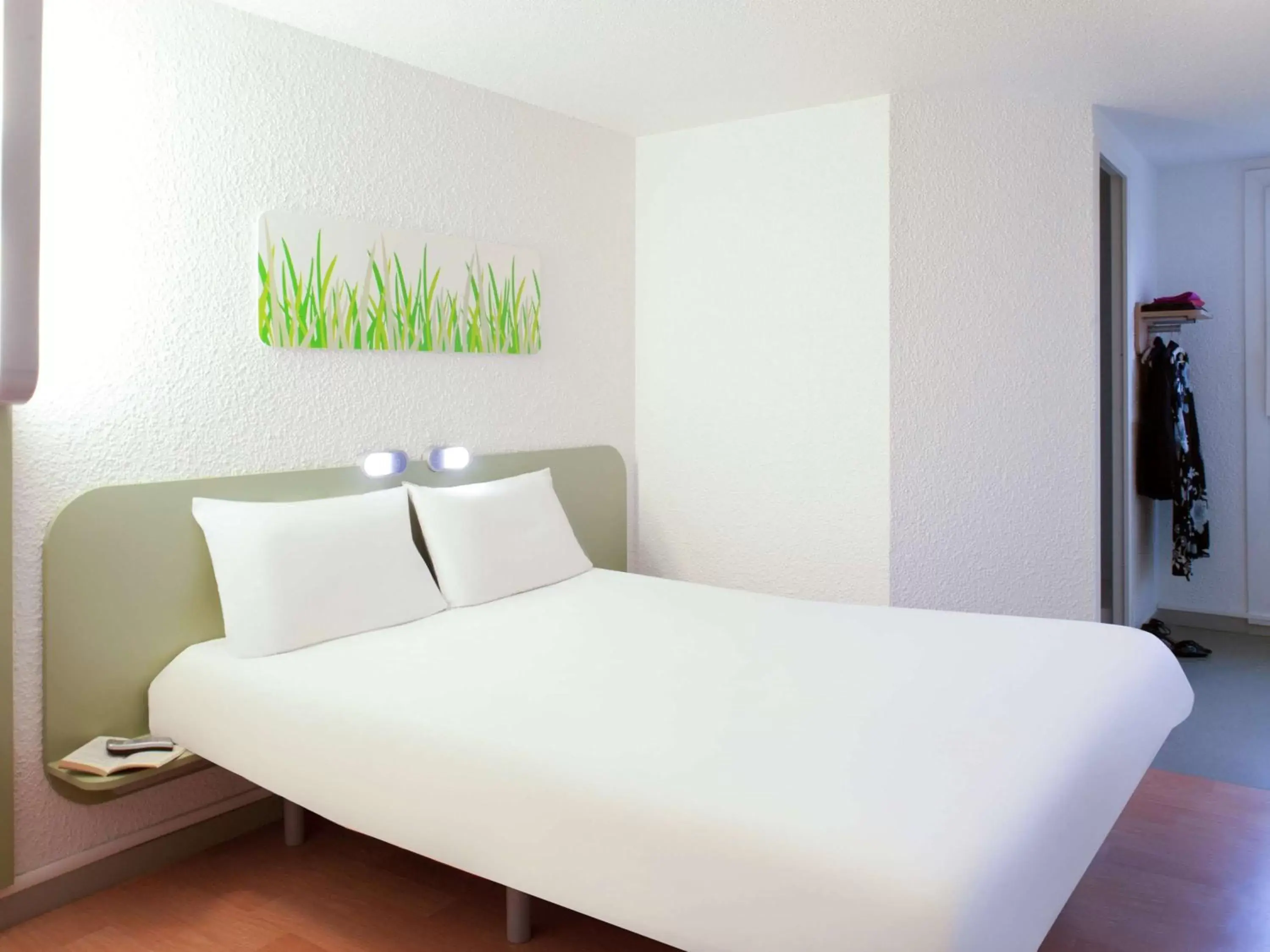 Bedroom, Bed in ibis budget Tarbes