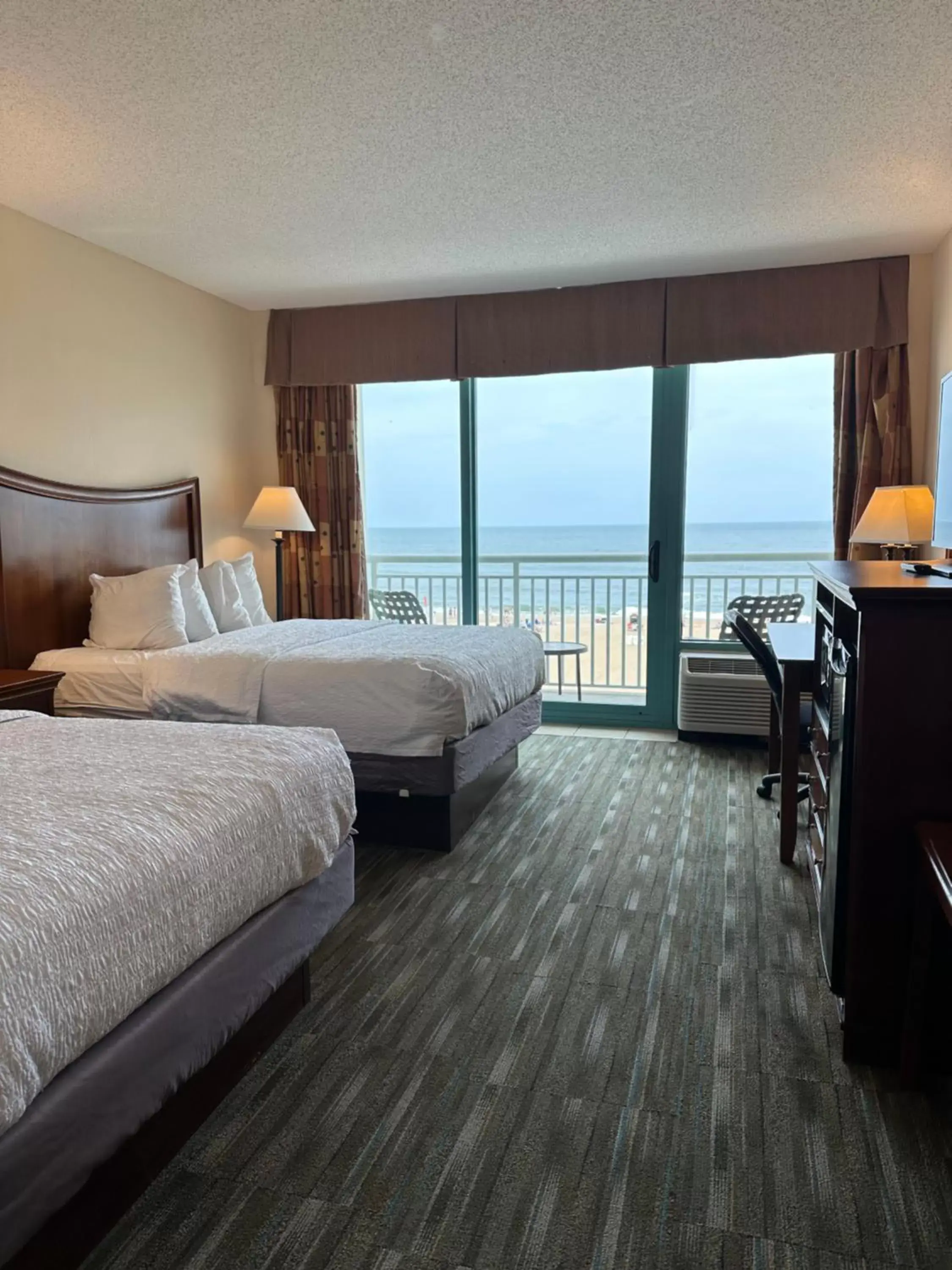 Bed in Hampton Inn Virginia Beach-Oceanfront South