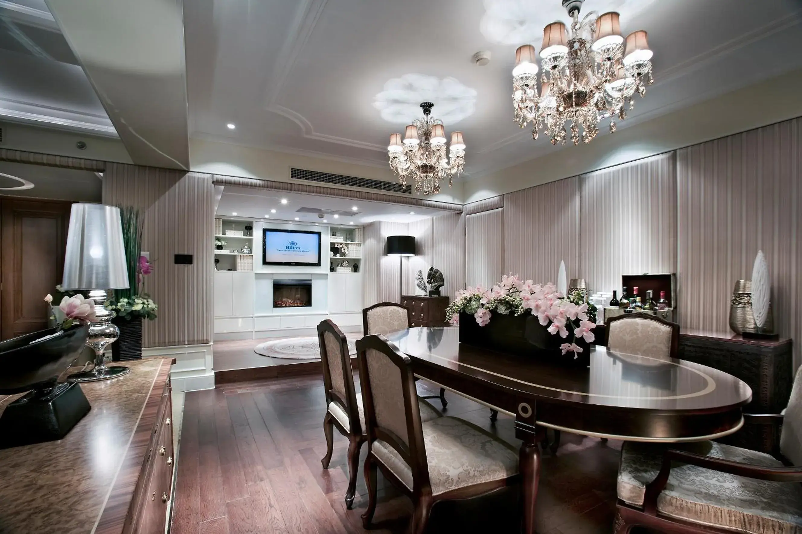 Living room, Dining Area in The Kunlun Jing An