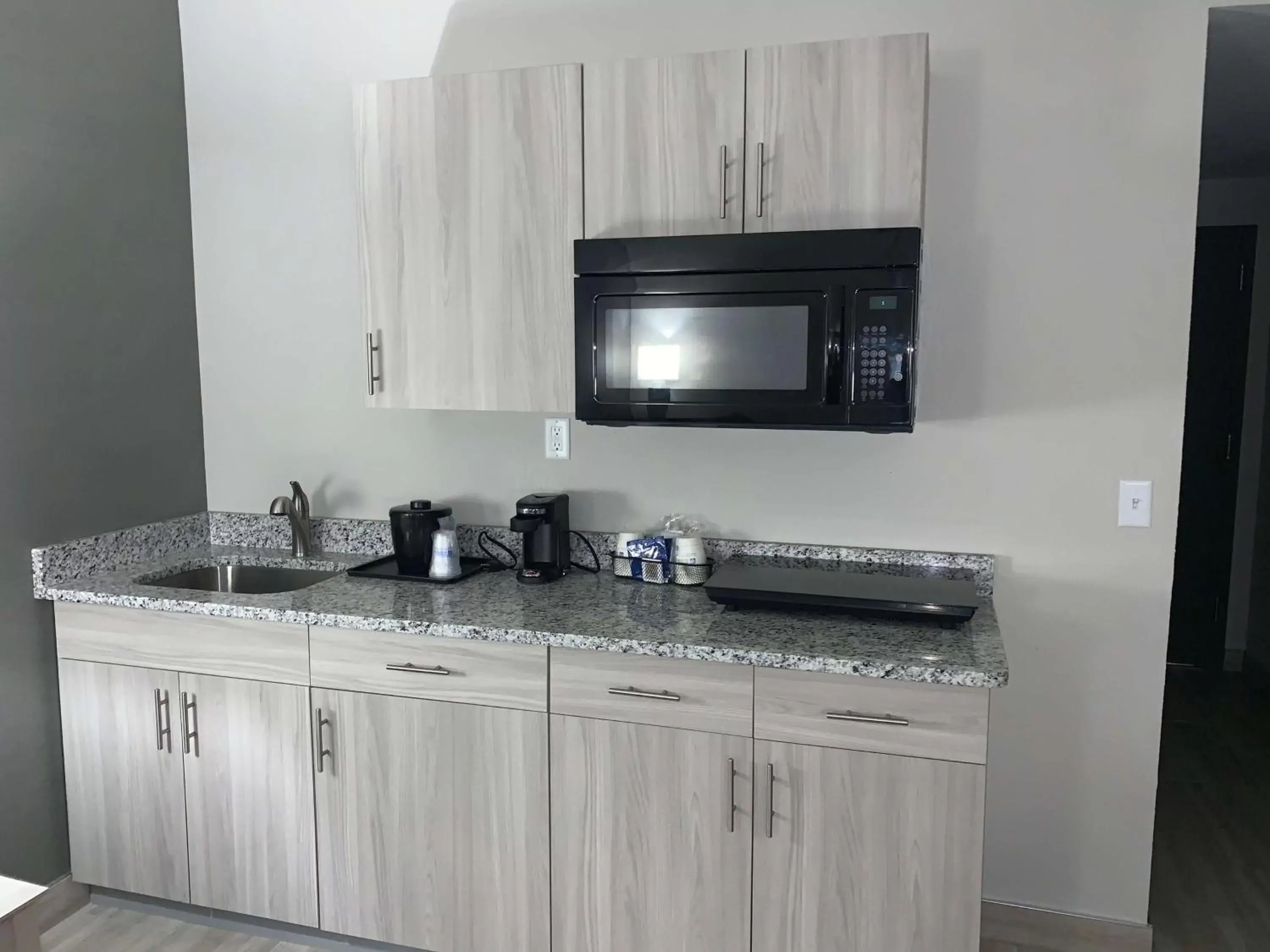 Photo of the whole room, Kitchen/Kitchenette in Best Western Plus Clarks Summit Scranton Hotel