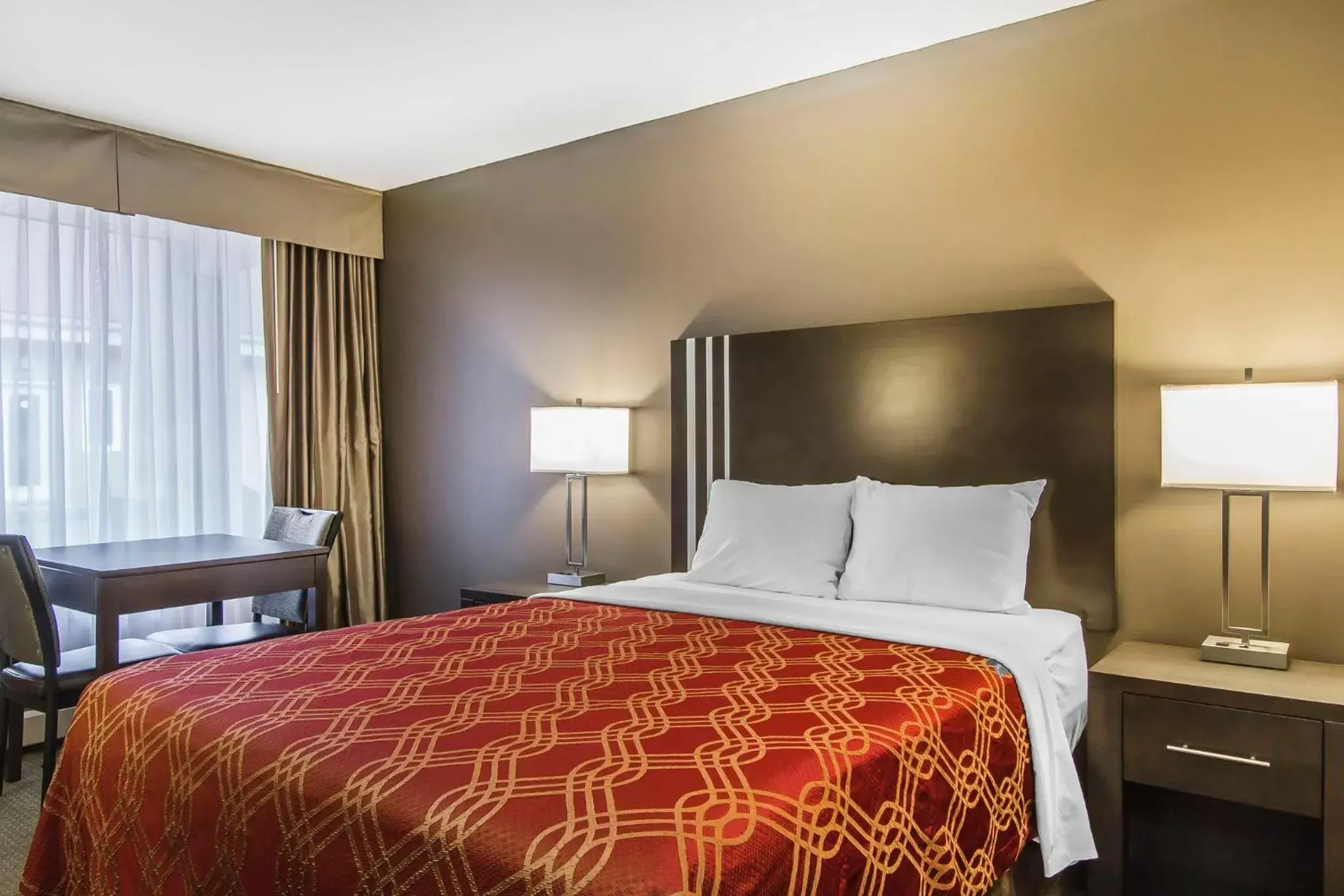Bed in Econo Lodge Inn and Suites Lethbridge