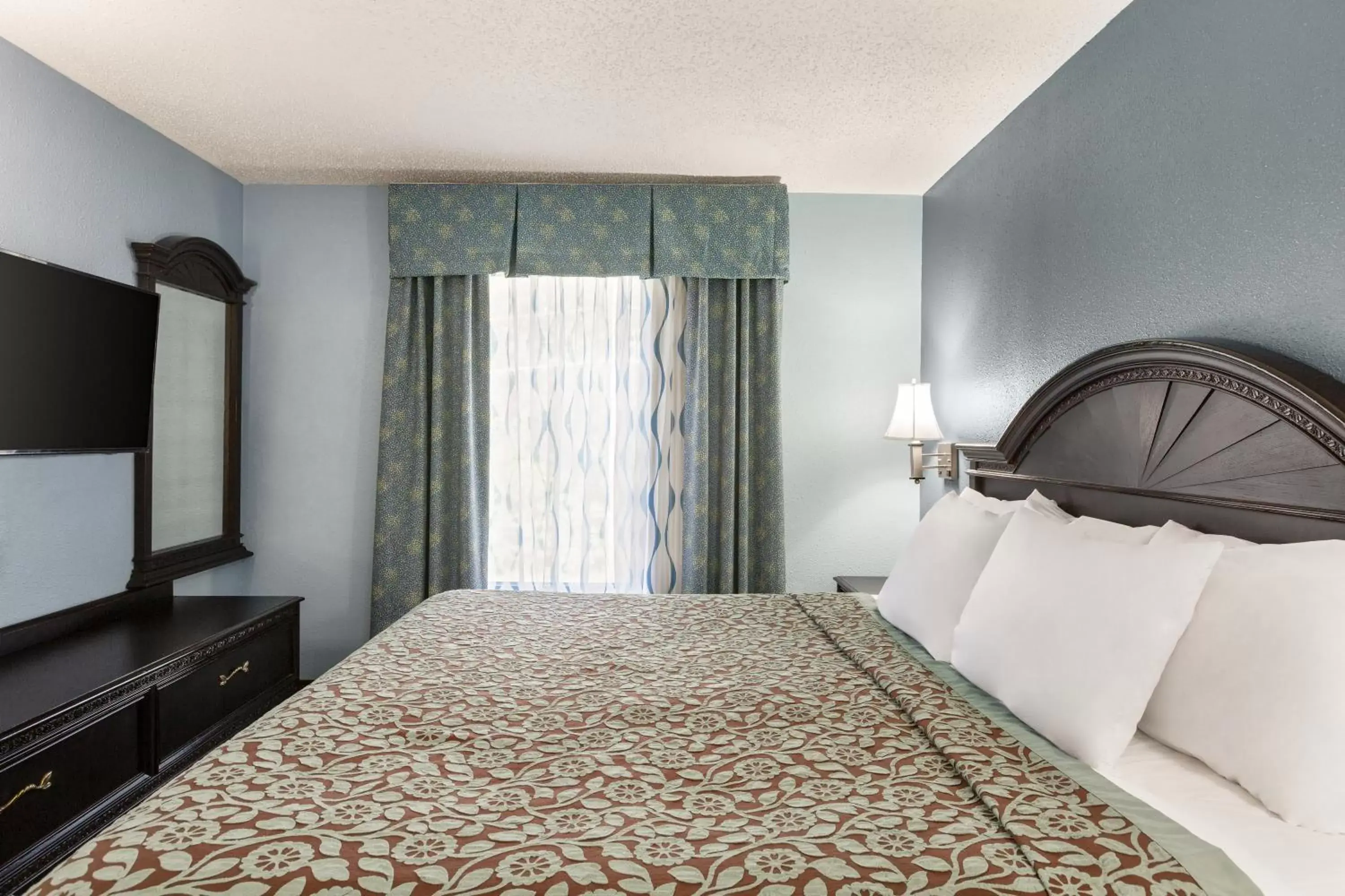 Bed in Days Inn by Wyndham Weldon Roanoke Rapids