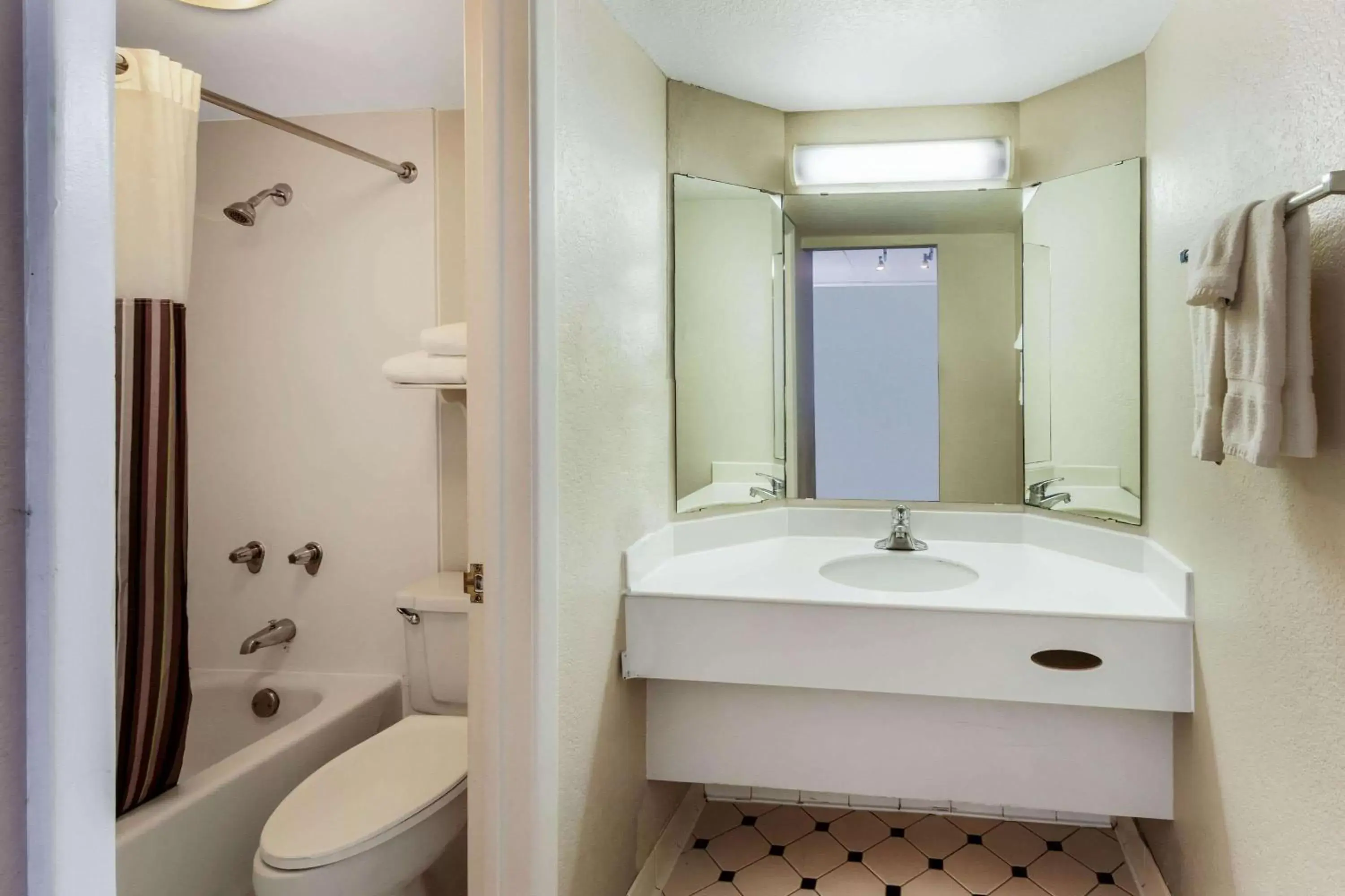 Bathroom in La Quinta Inn by Wyndham Albuquerque Northeast