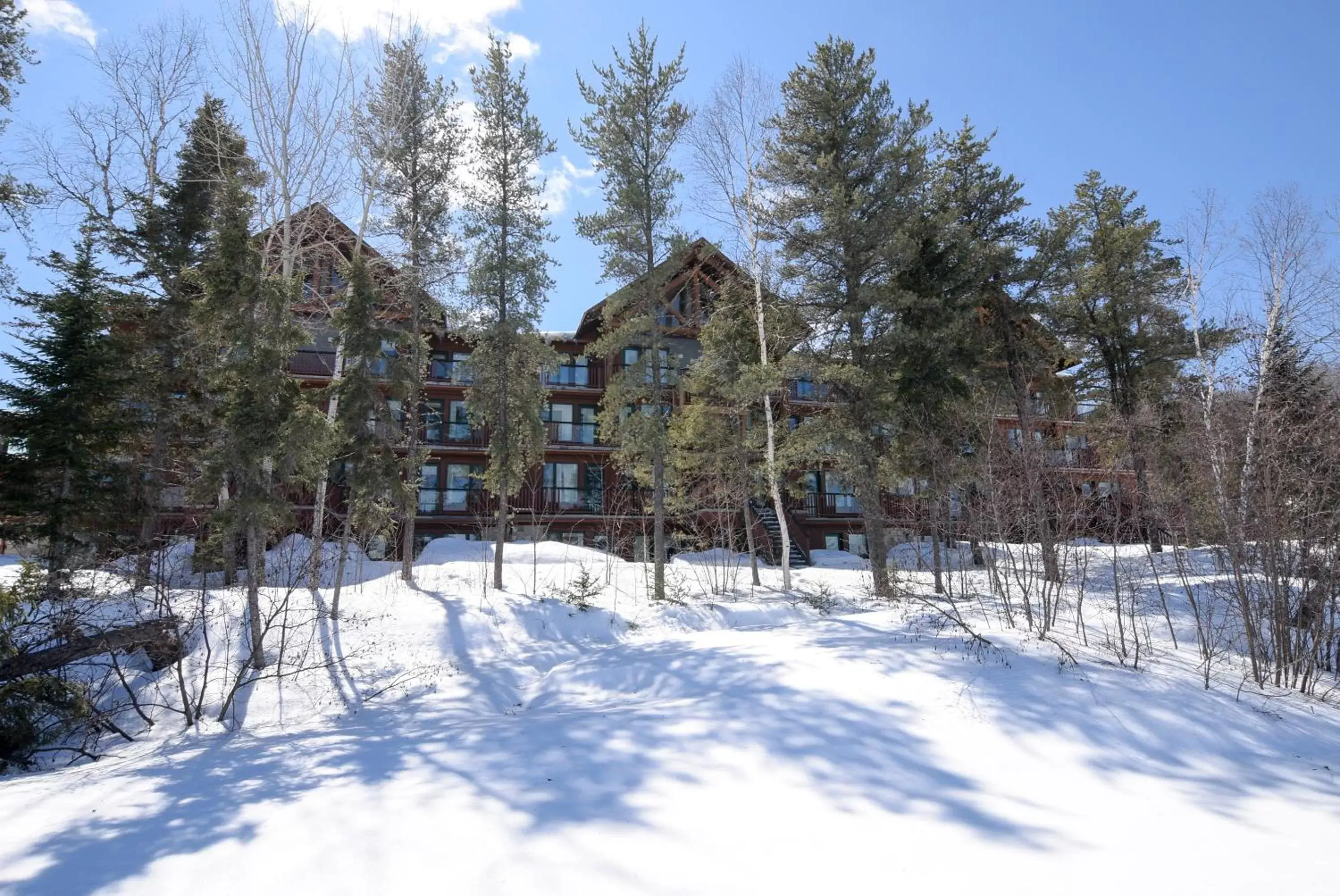 Winter in Les Condos Du Lac Taureau- Rooms & Condos