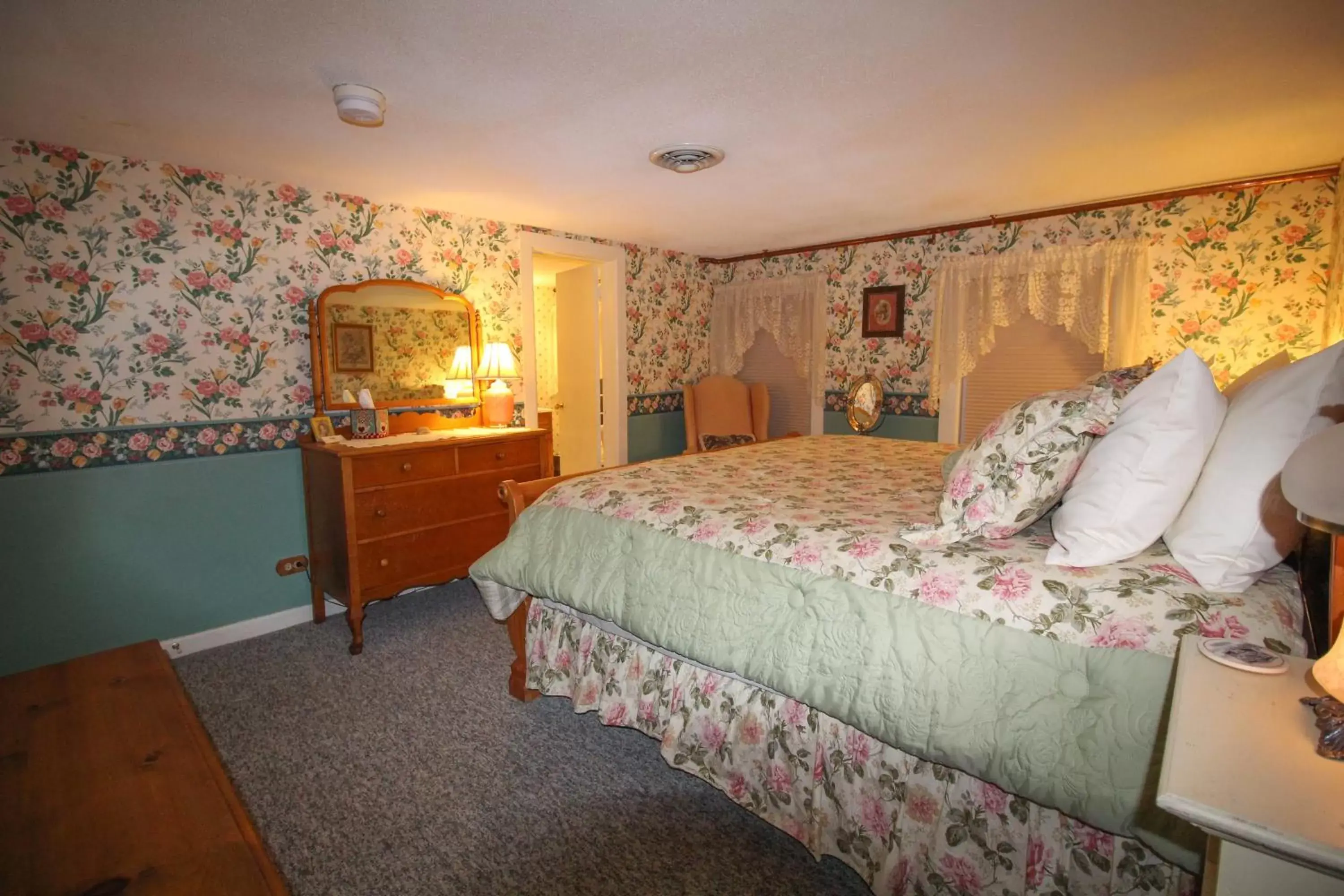 Bedroom, Bed in The Nutmeg Inn