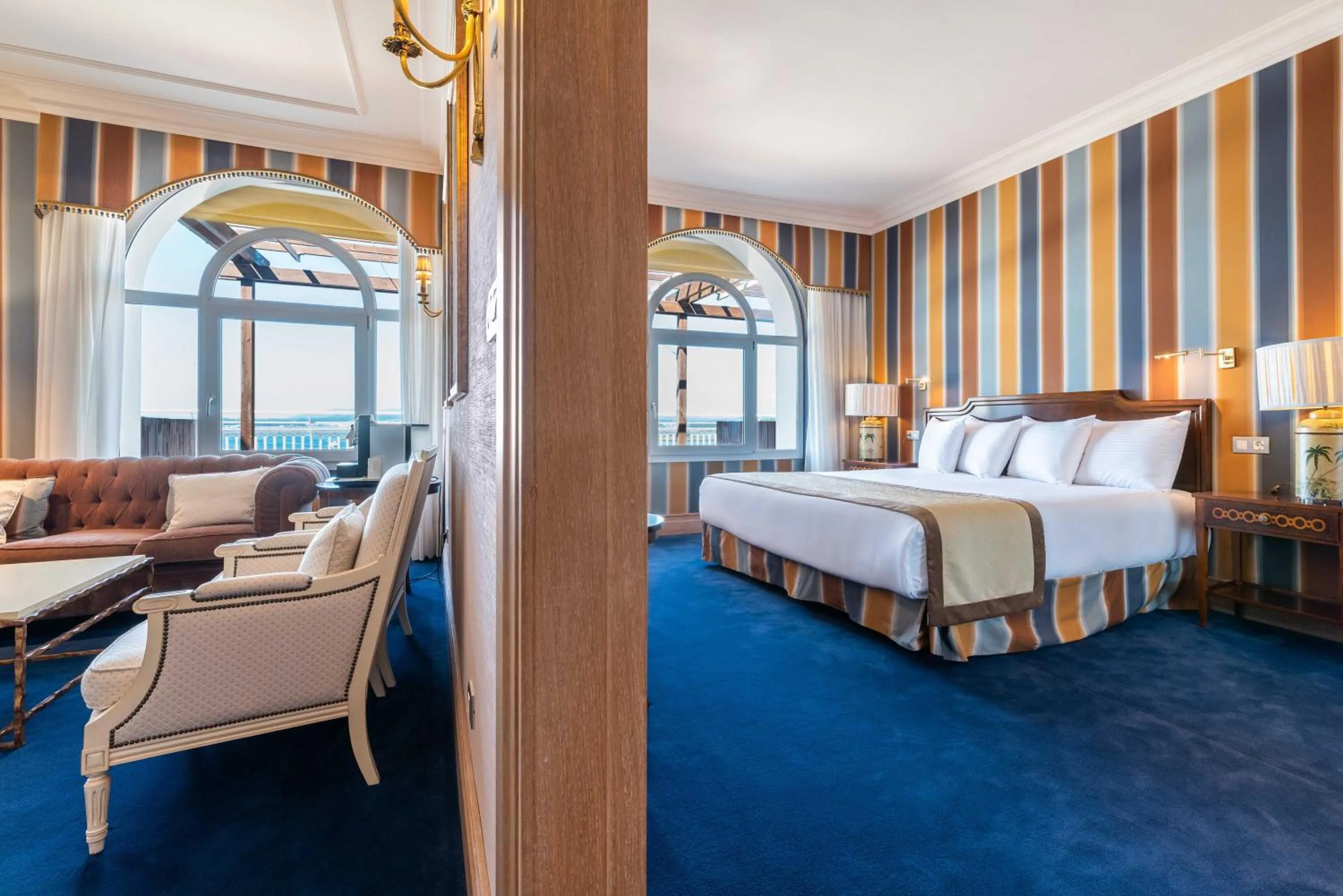 Living room, Bed in Eurostars Gran Hotel La Toja