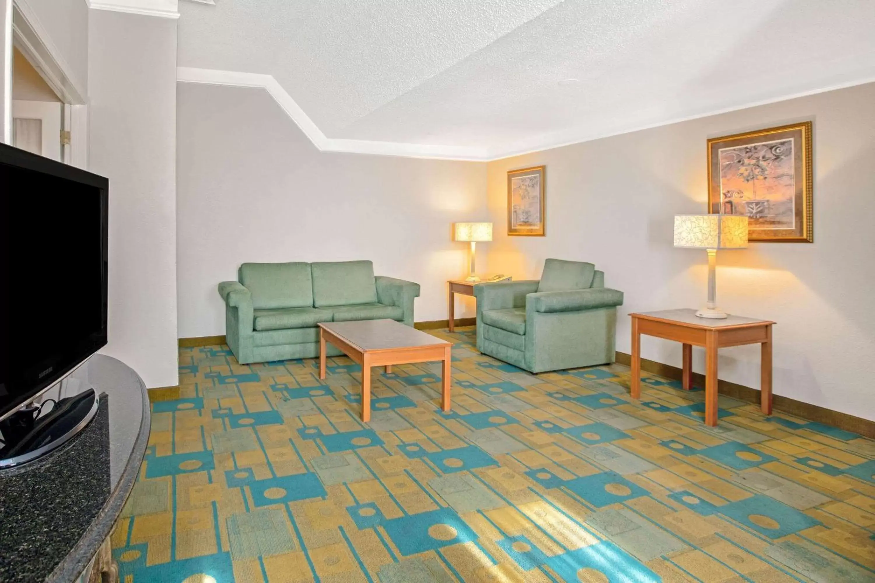 Photo of the whole room, Seating Area in La Quinta Inn by Wyndham El Paso Cielo Vista
