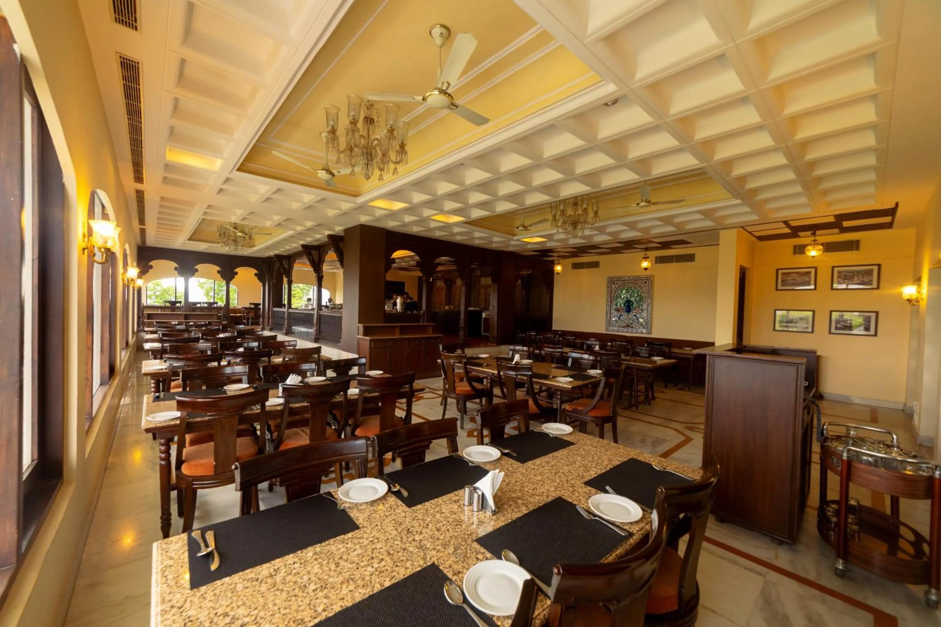 Restaurant/places to eat in Hotel Hilltop Palace