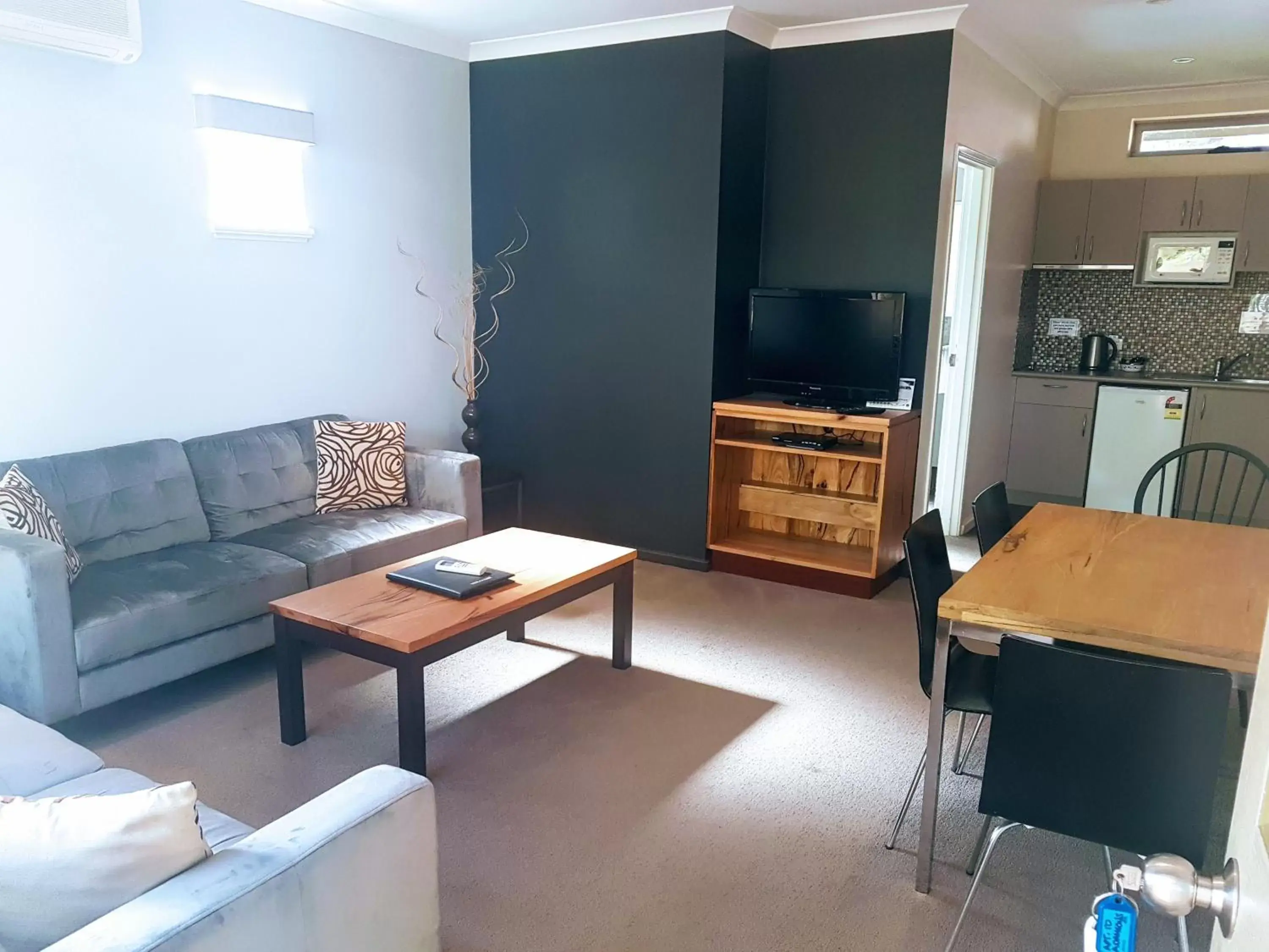 Kitchen or kitchenette, Seating Area in Adamsons Riverside Accommodation