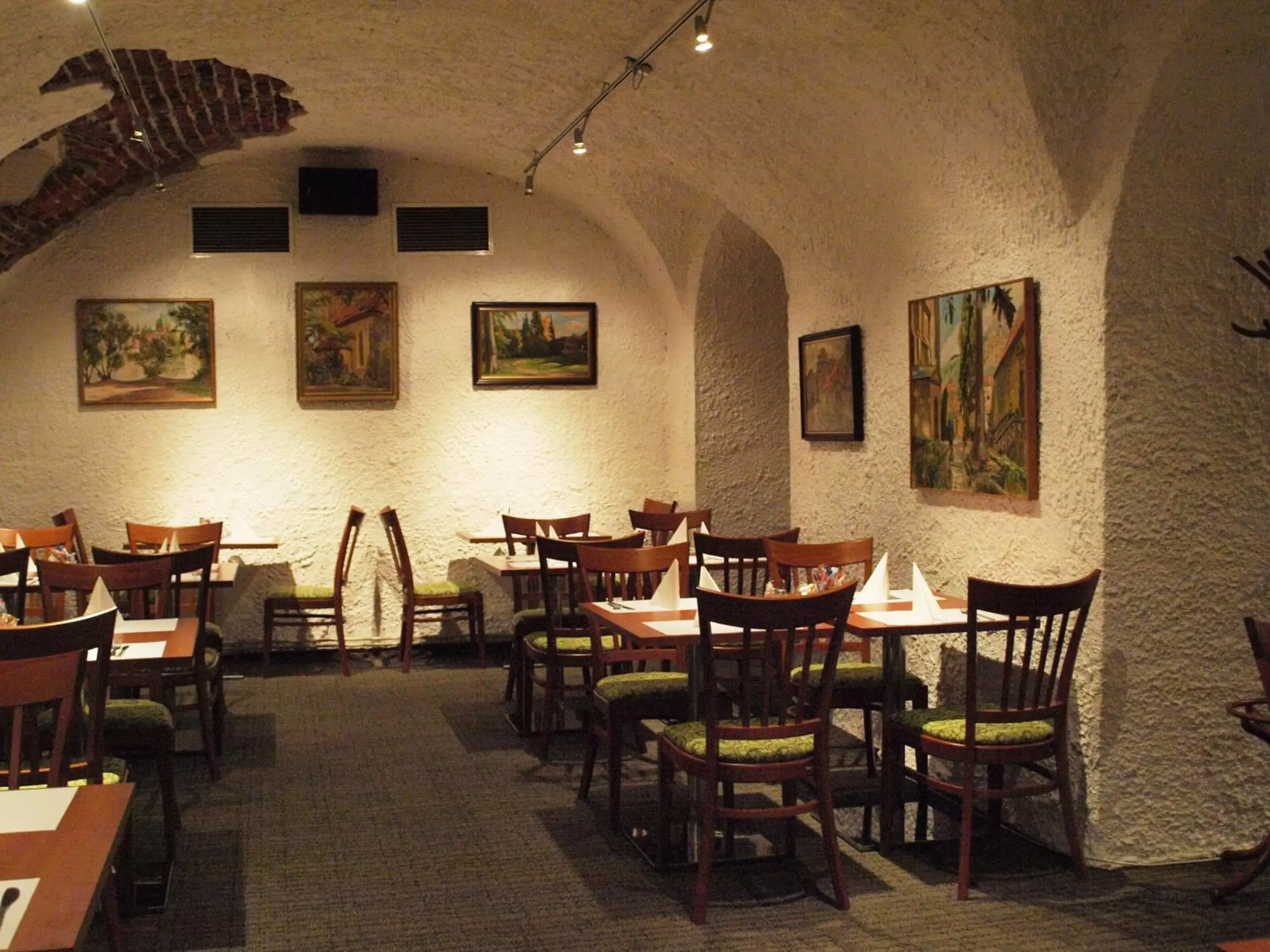 Restaurant/Places to Eat in Arbes