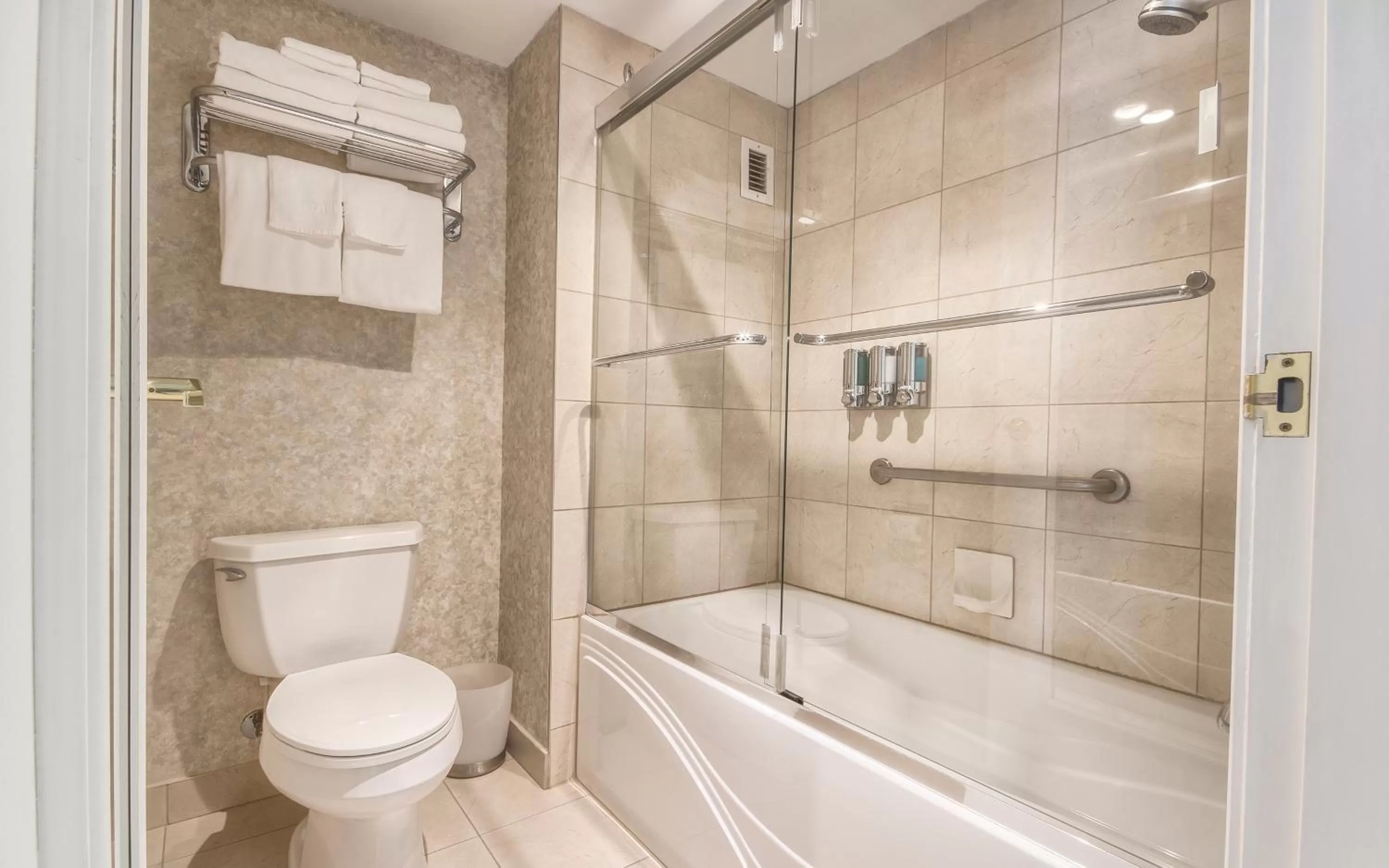 Bathroom in Hôtel Palace Royal Centre-Ville Québec par JARO