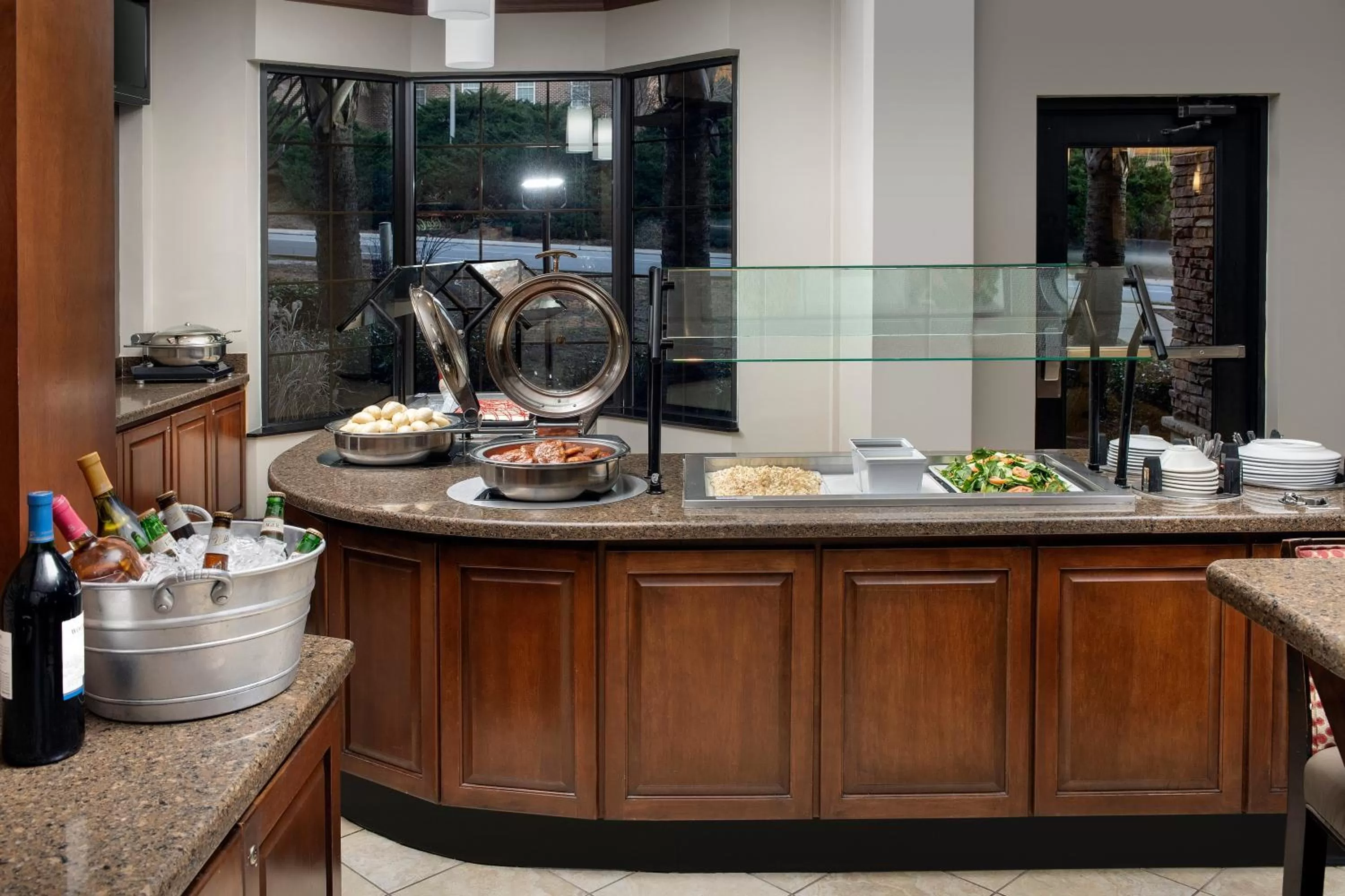 Restaurant/places to eat in Staybridge Suites Columbia by IHG