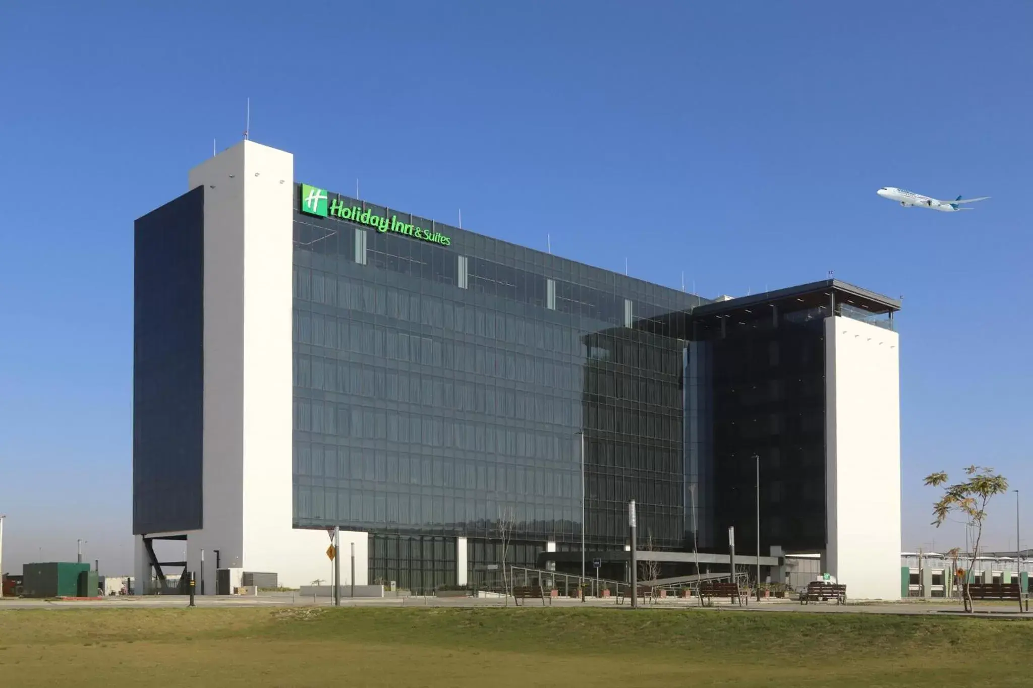 Property Building in Holiday Inn & Suites - Mexico Felipe Angeles Airport, an IHG Hotel