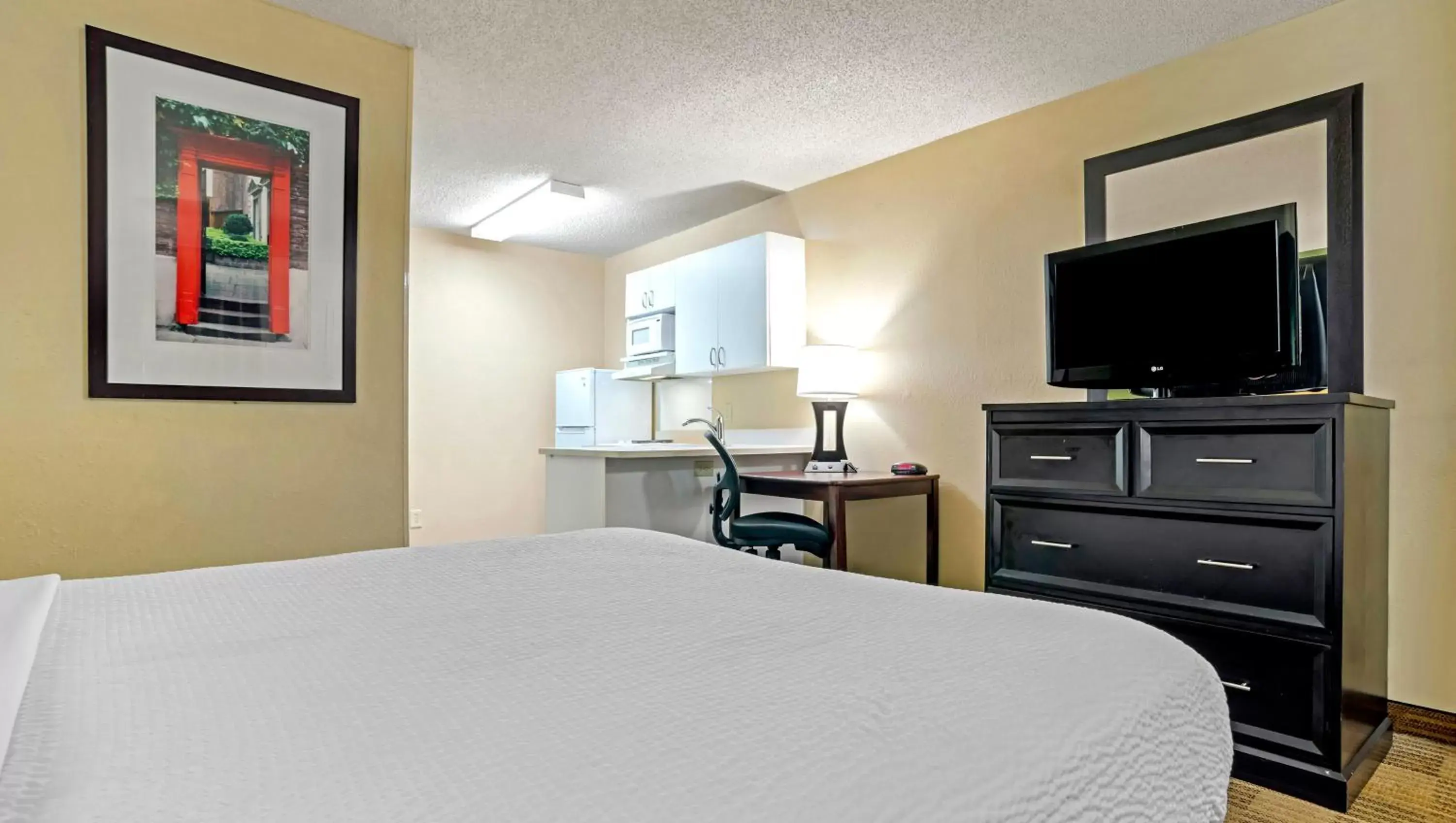 Photo of the whole room, Bed in Home 1 Suites Extended Stay