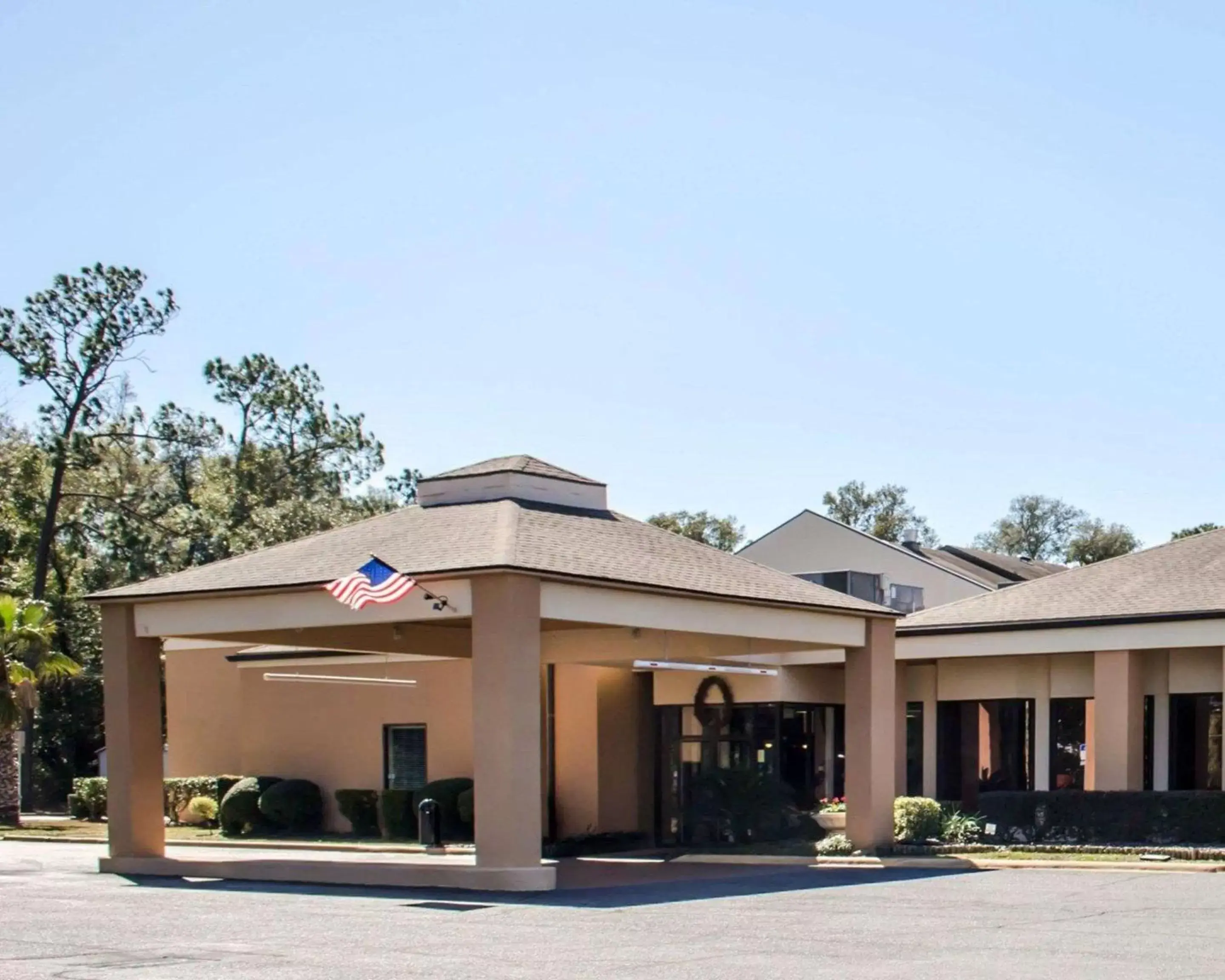 Property Building in Quality Inn & Suites Pensacola Bayview