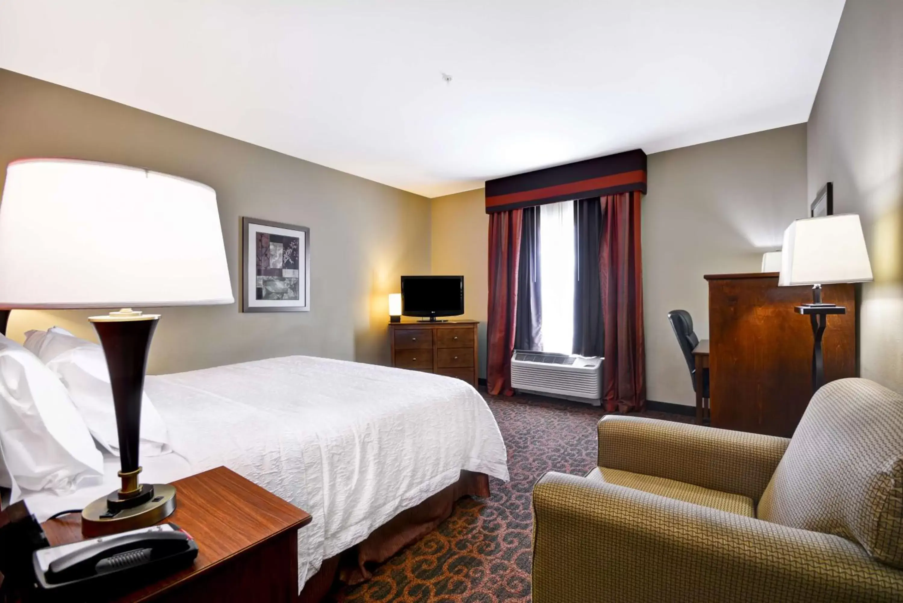 Bed in Hampton Inn & Suites Brenham