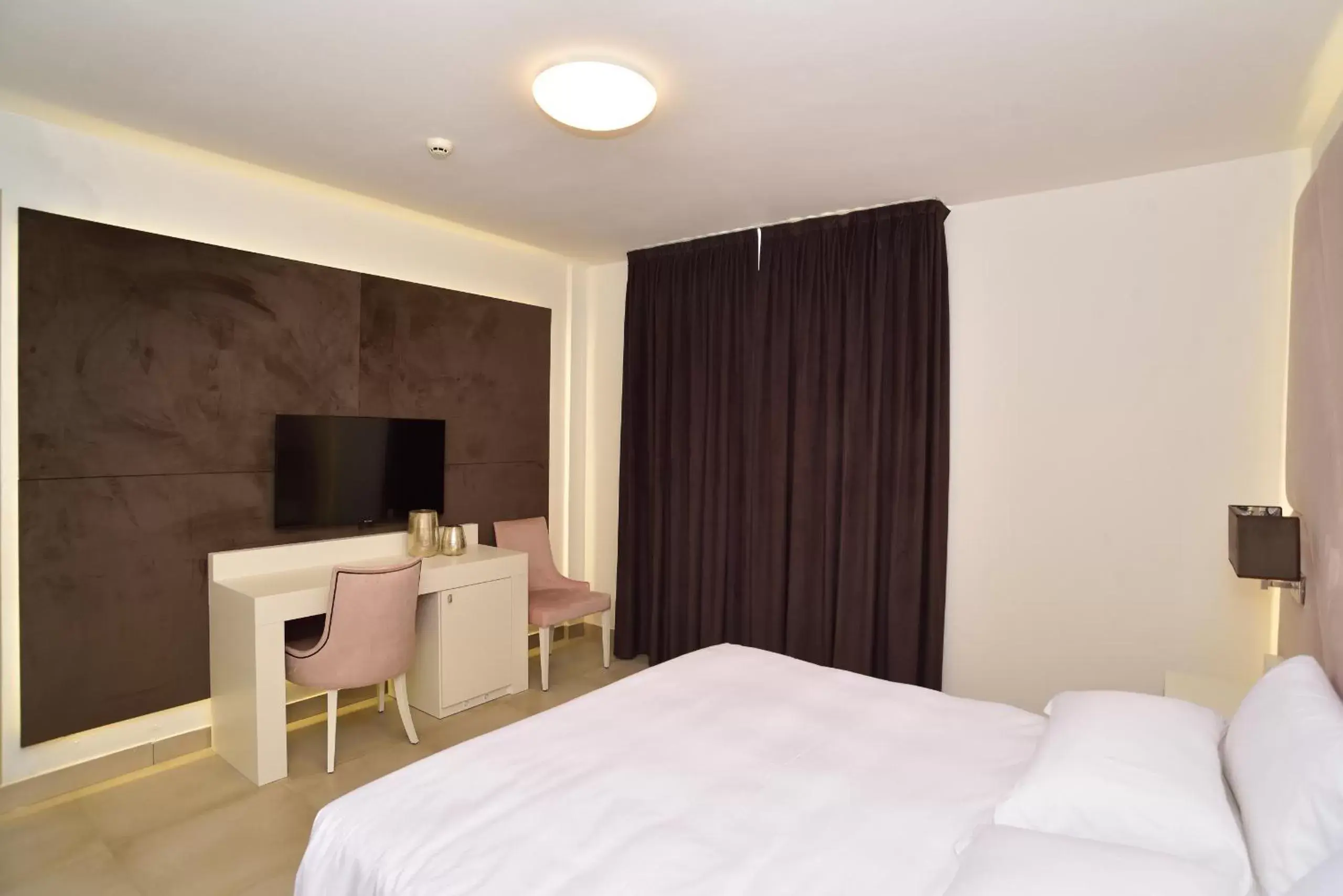Bedroom, Bed in M2 Hotel
