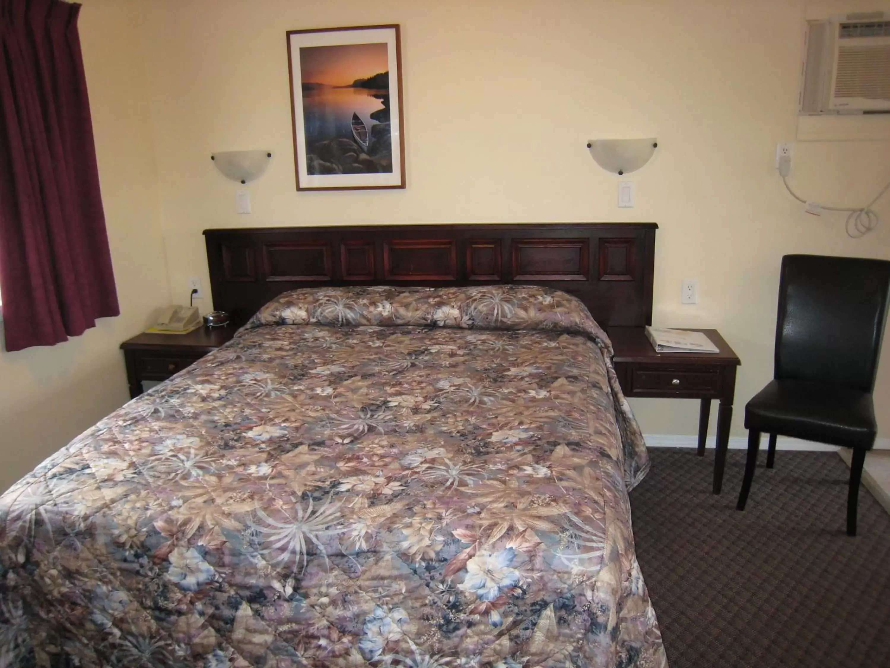 Queen Room with River View in Johnny's Motel Queen Room with River View in Johnny's Motel