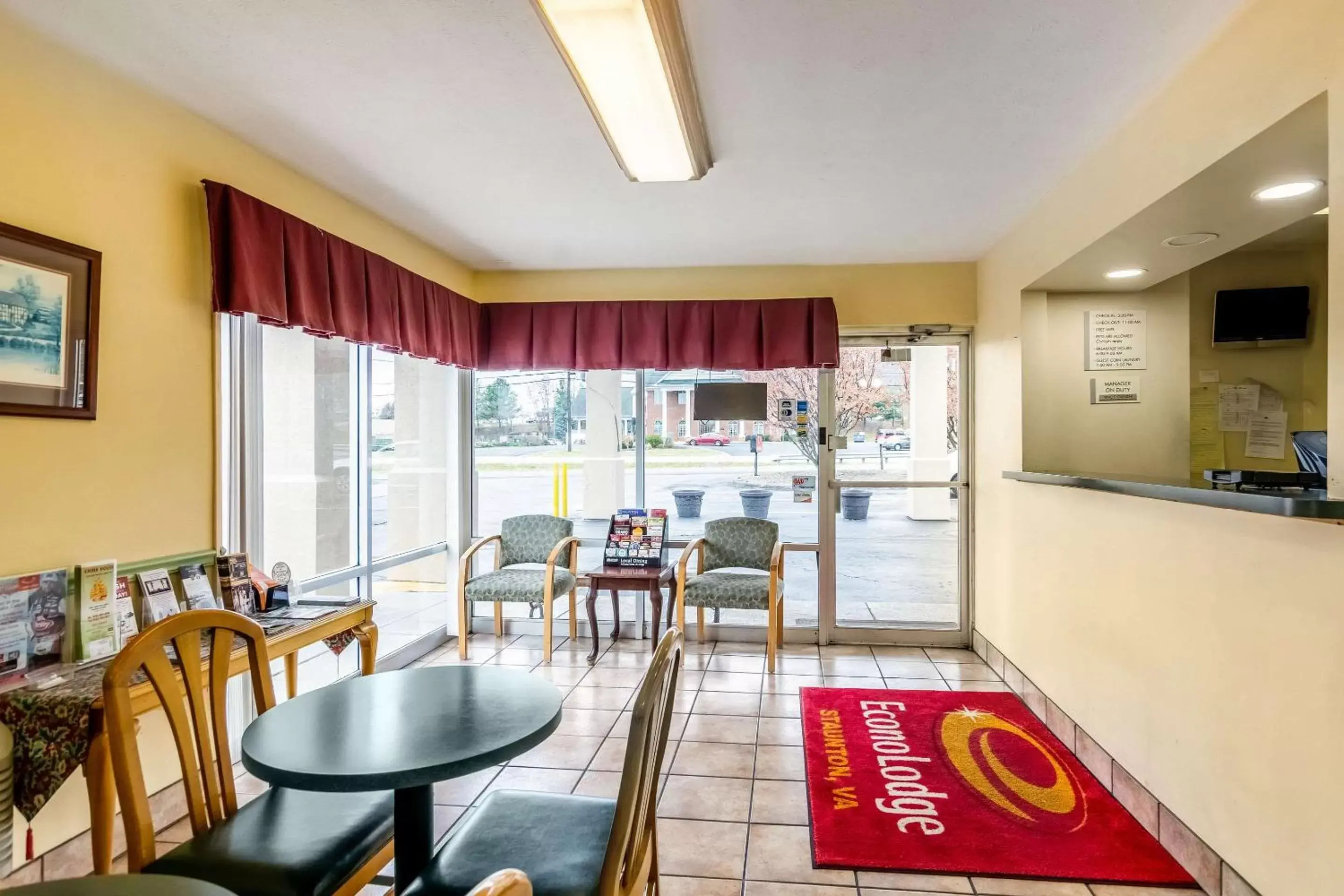 Lobby or reception in Econo Lodge East Staunton