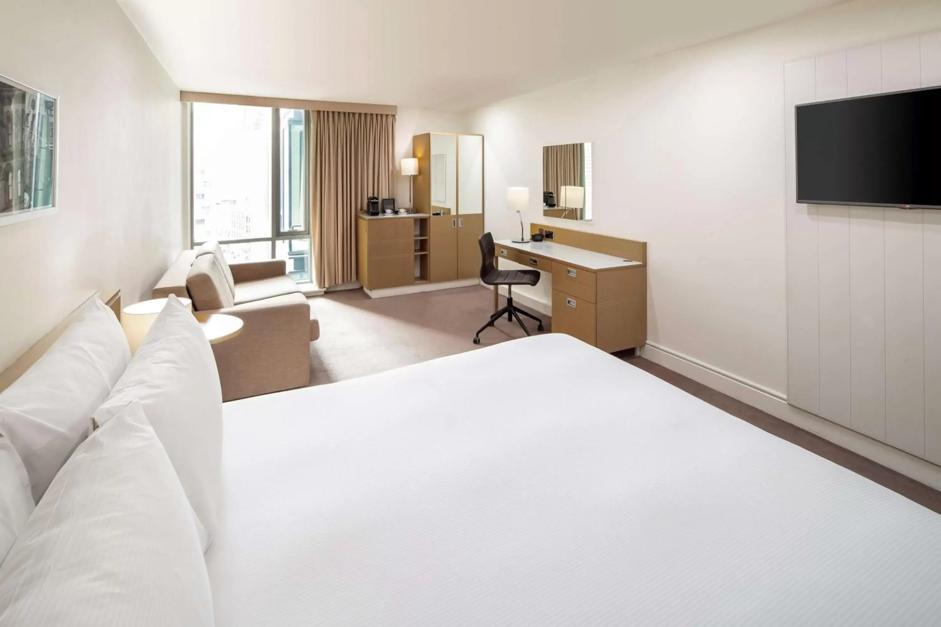 Bed, TV/Entertainment Center in DoubleTree by Hilton Manchester Piccadilly