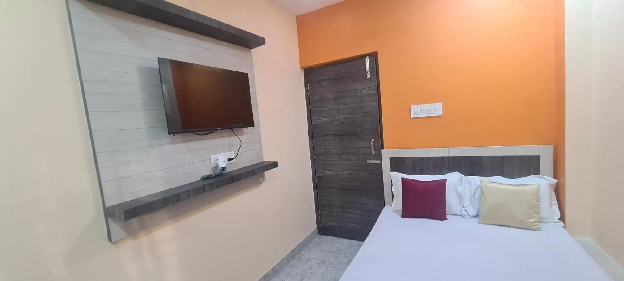 Kitchen or kitchenette, Bed in HOTEL MANORAMA PALACE