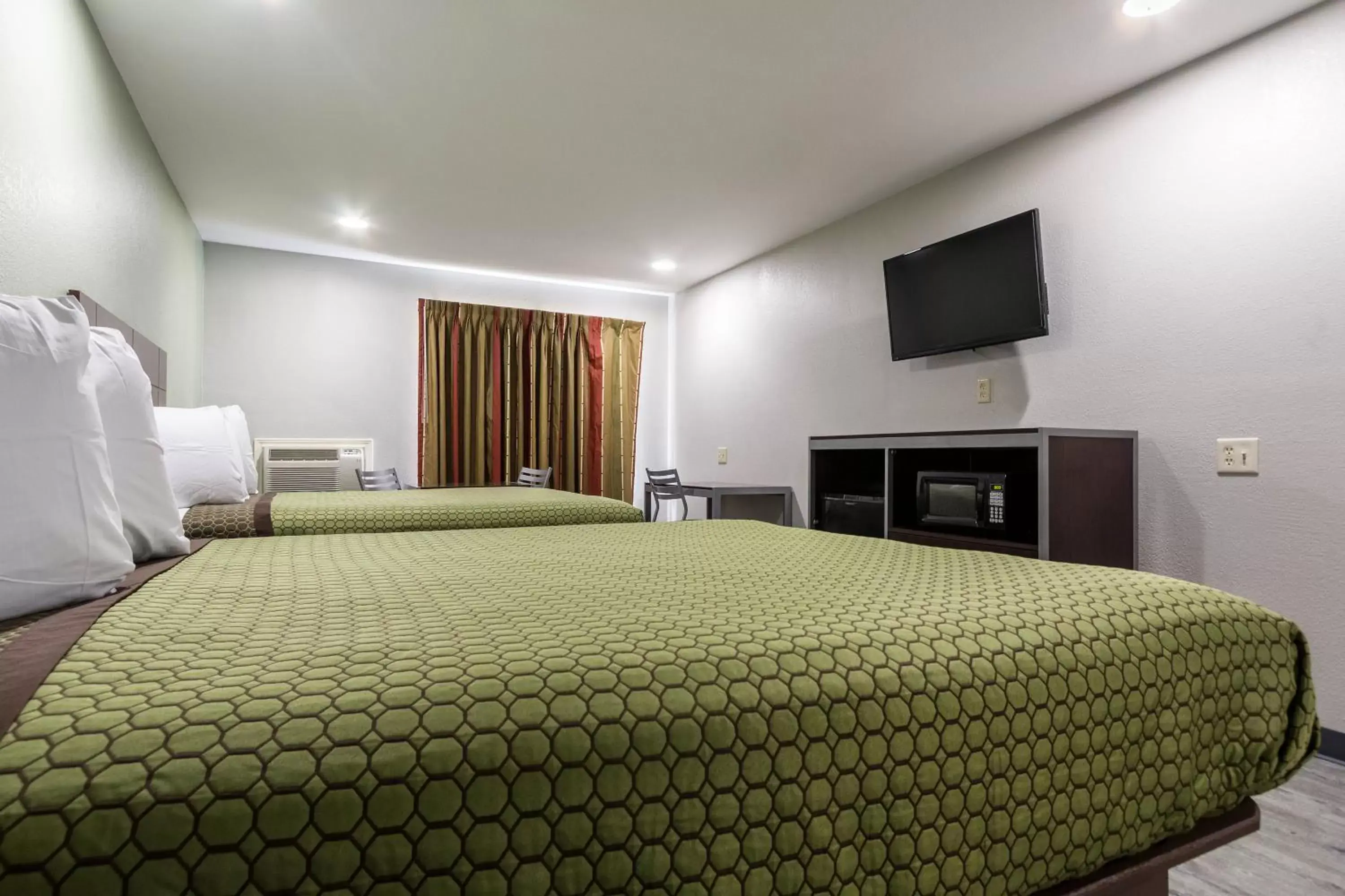 Bed in Scottish Inn and Suites Tomball