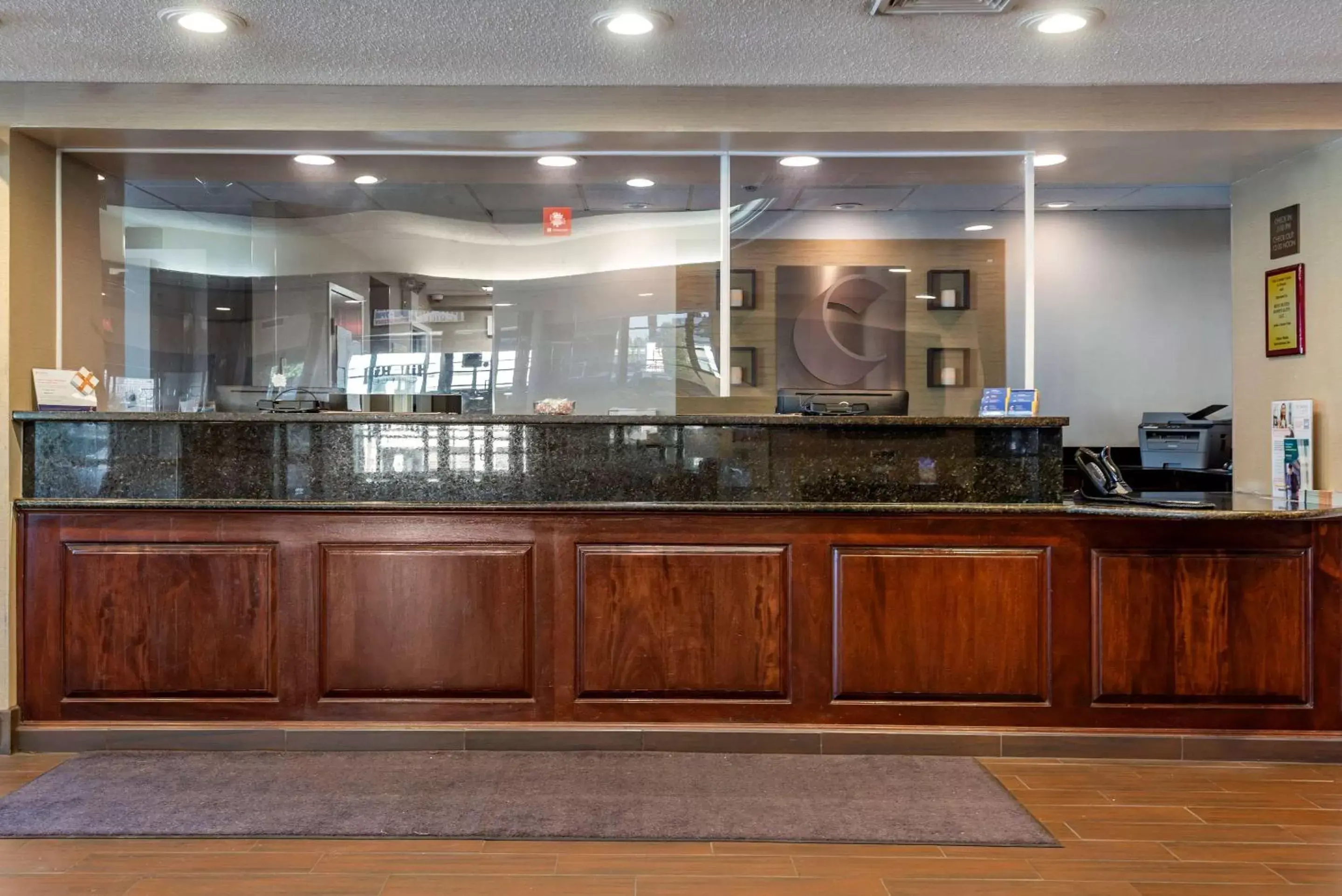 Lobby or reception in Comfort Suites Bethlehem Near Lehigh University and LVI Airport