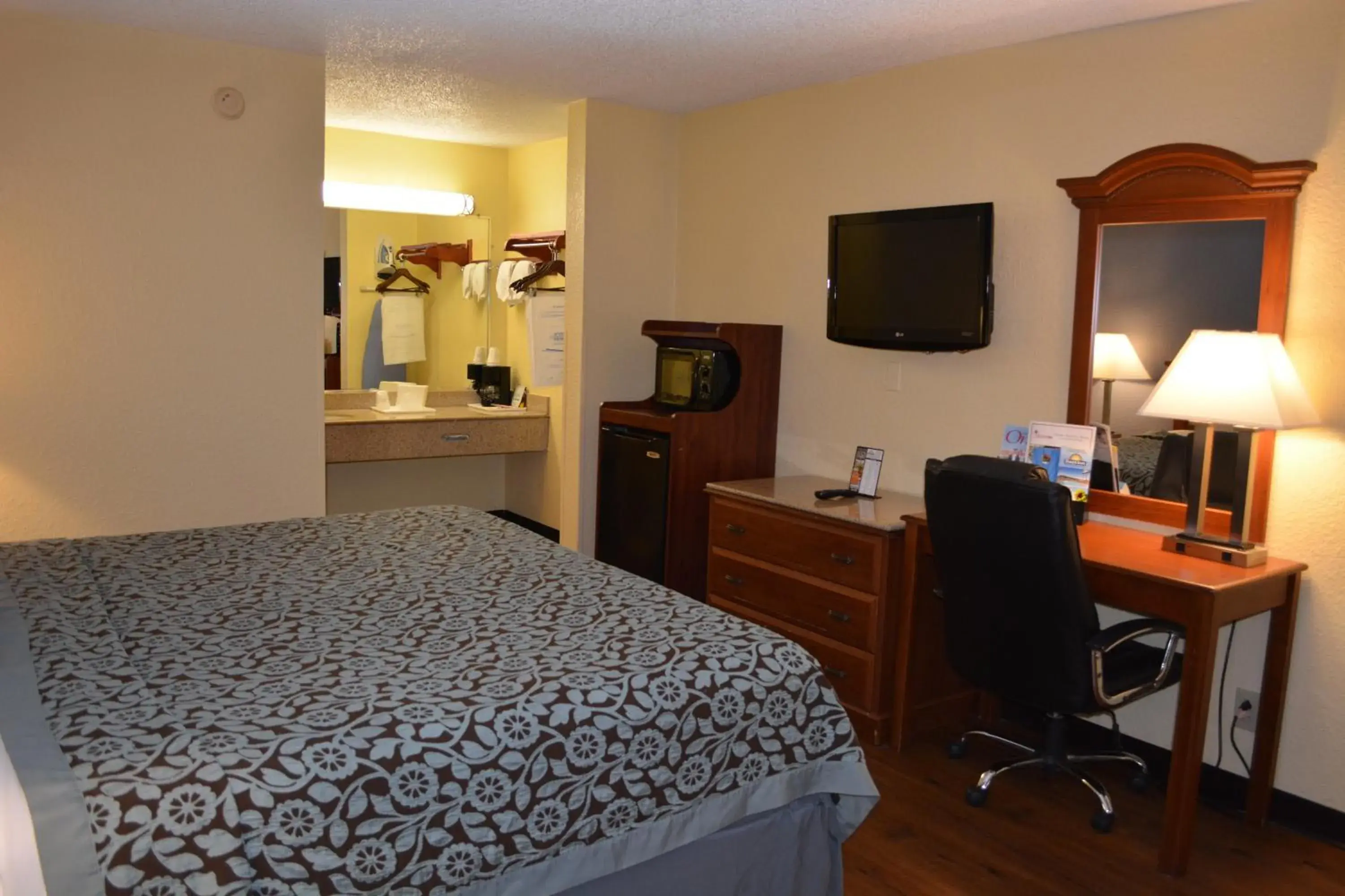 TV and multimedia, Bed in Days Inn by Wyndham Jacksonville NC